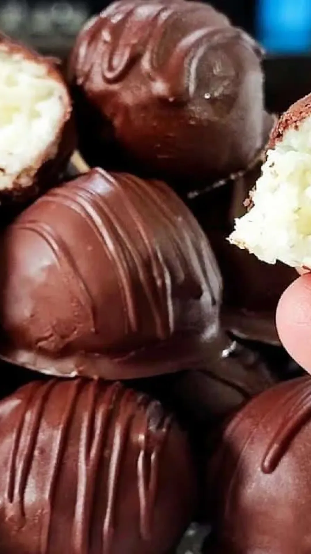 Bombom prestígio totalmente caseiro que desmancha na boca usando só 3 ingredientes