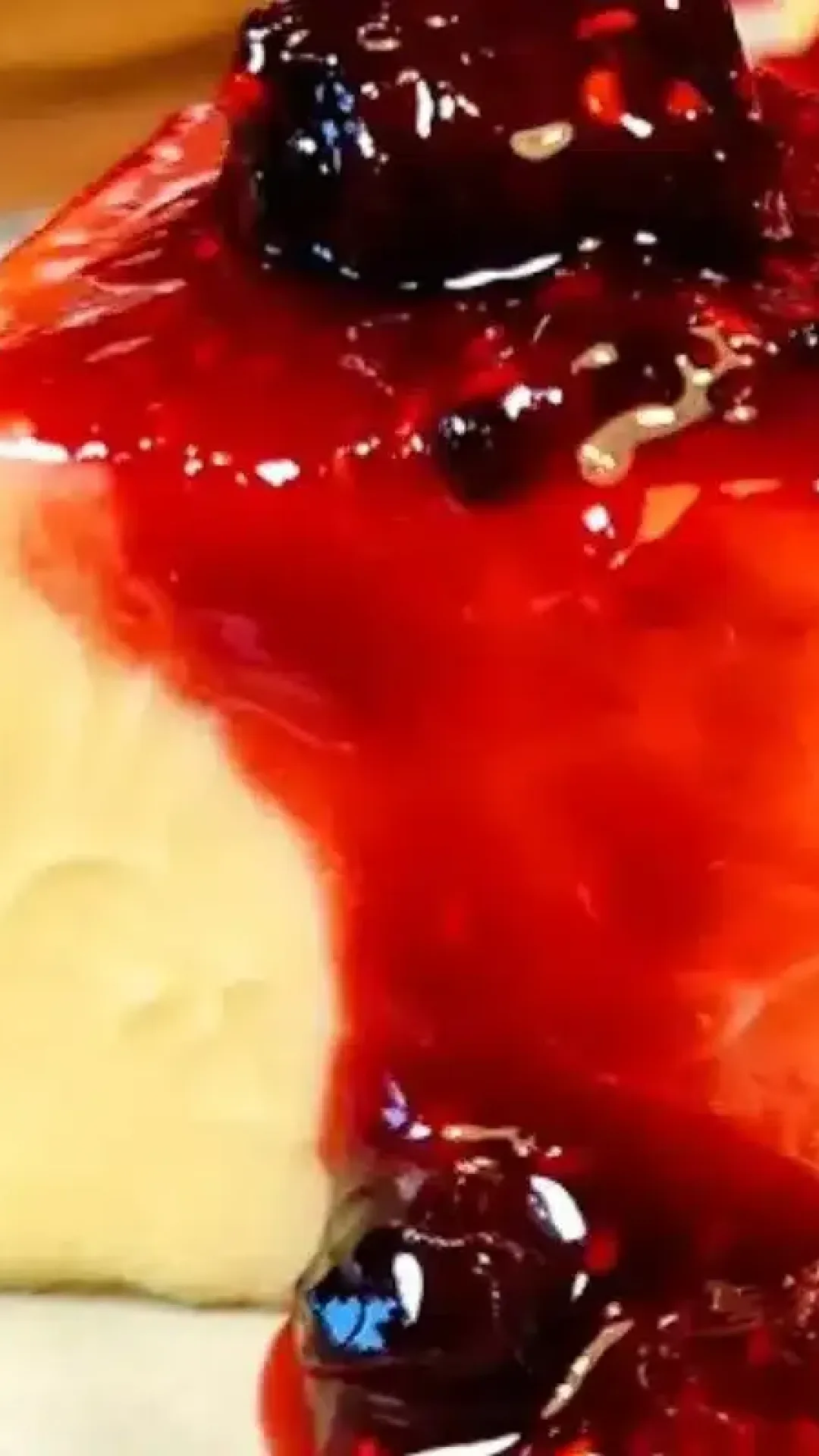 Brigadeirão de chocolate branco: uma sobremesa super cremosa que acompanhada de calda de frutas vermelhas fica divina