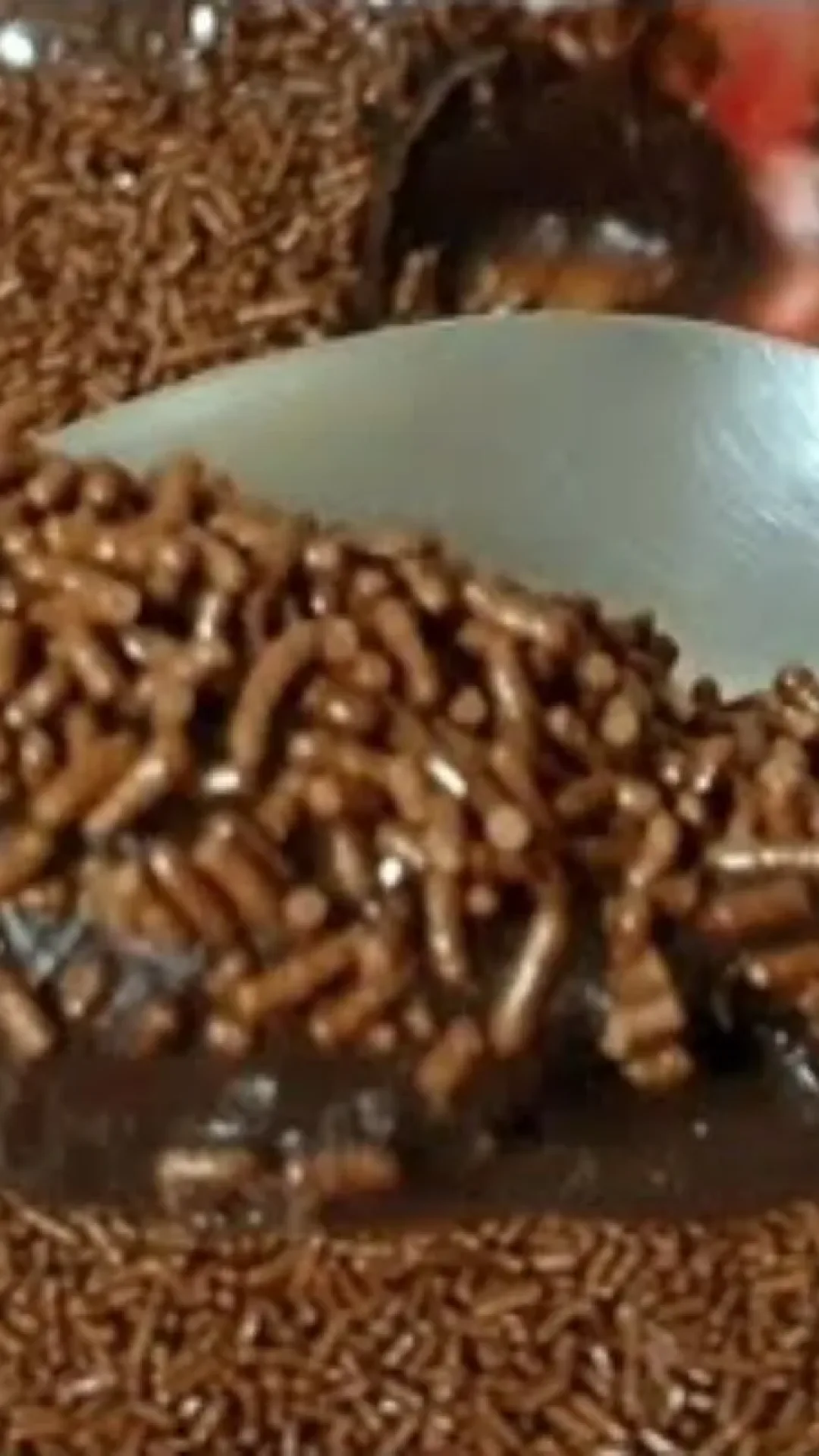 Brigadeiro de travessa: sobremesa super cremosa, fácil de fazer e deliciosa