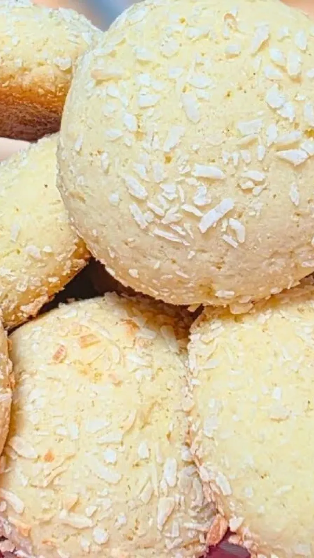 Broa de coco fácil de fazer que fica bem douradinha, perfeita acompanhar um café