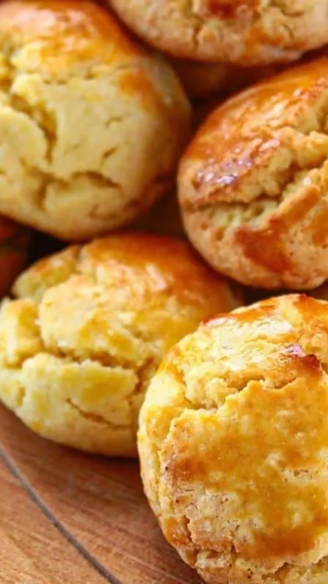 Broa de fubá da roça: crocante por fora e macia por dentro e fica uma delícia com um cafezinho