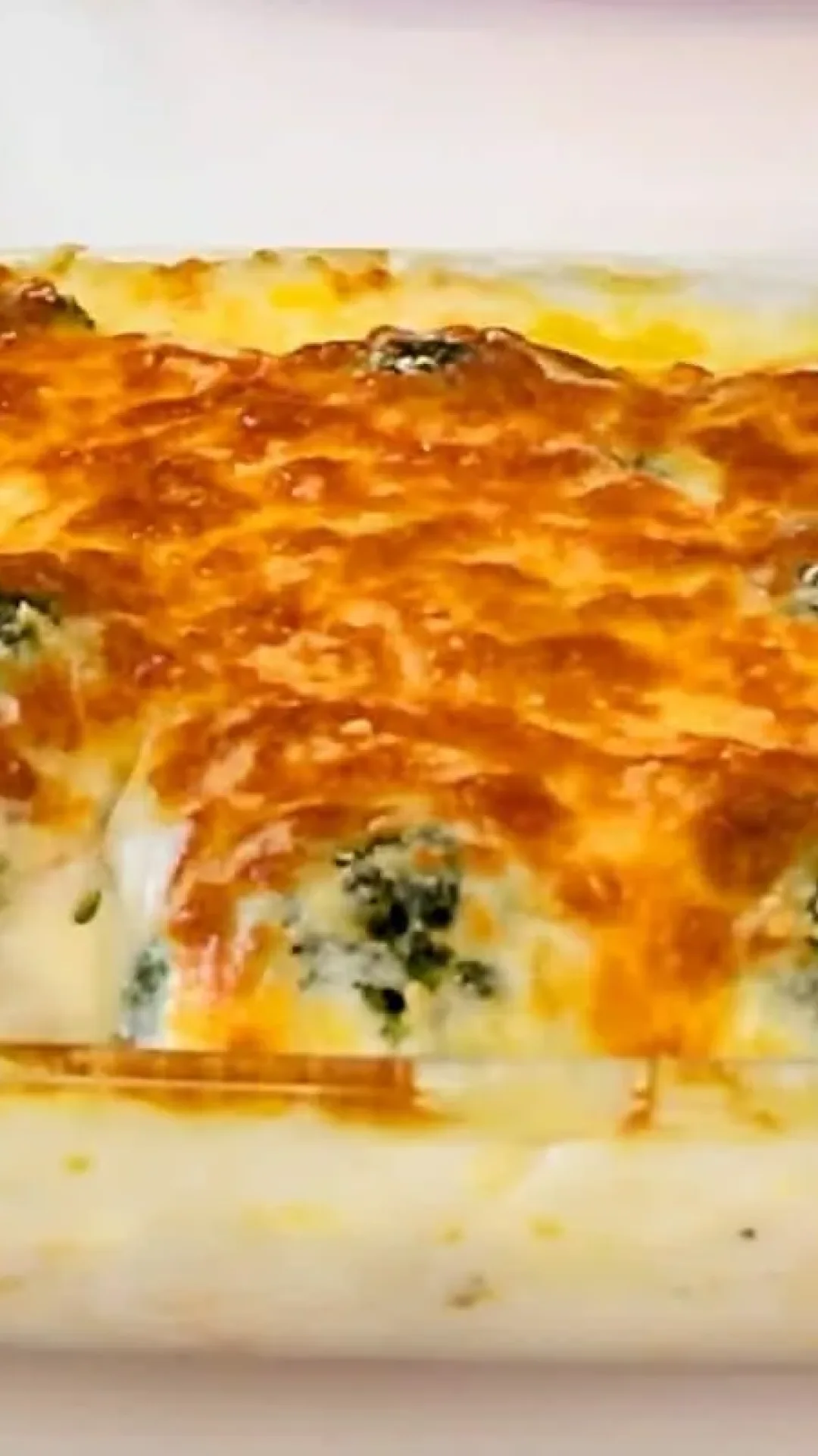 Brócolis gratinado com peito de frango e molho branco cremoso delicioso e perfeito para o jantar
