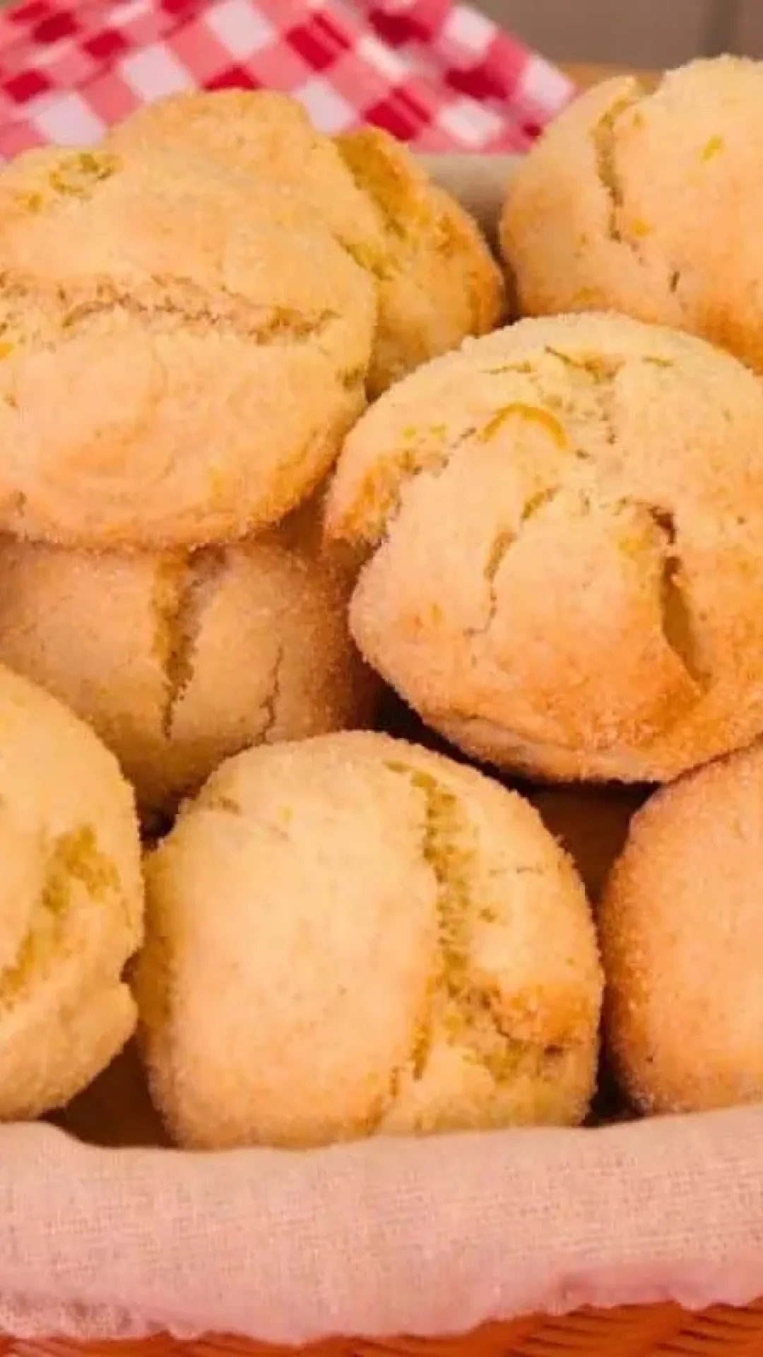 Broinha de iogurte: crocante por fora, macia por dentro e perfeita para acompanhar um café fresquinho