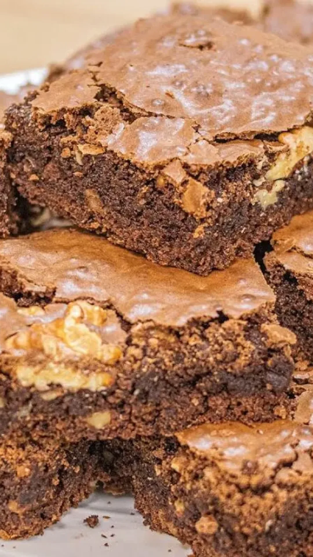 Brownie de chocolate com nozes fofinho e molhadinho que derrete na boca