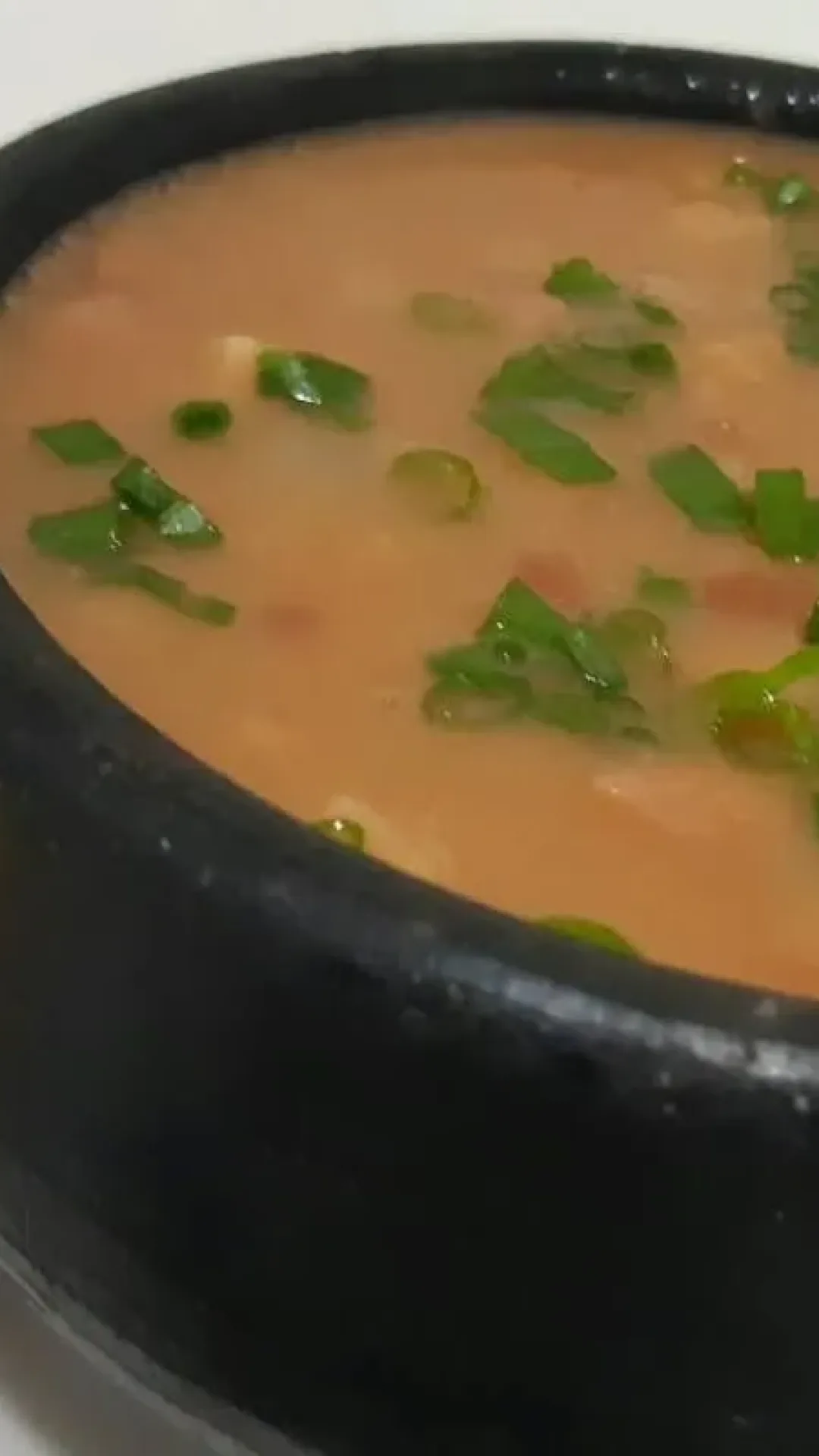 Caldinho de feijão saboroso e bem temperadinho: esse clima atual pede essa delícia
