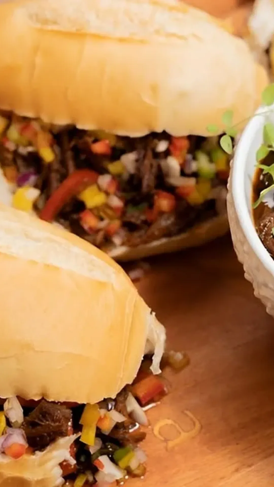 Carne louca saborosa e suculenta para fazer deliciosos sanduíches
