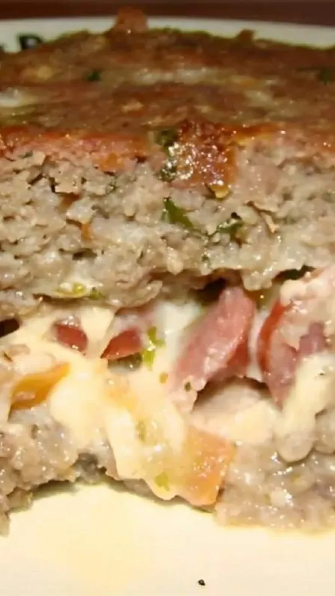 Carne moída na travessa recheada com bastante queijo fica uma maravilha
