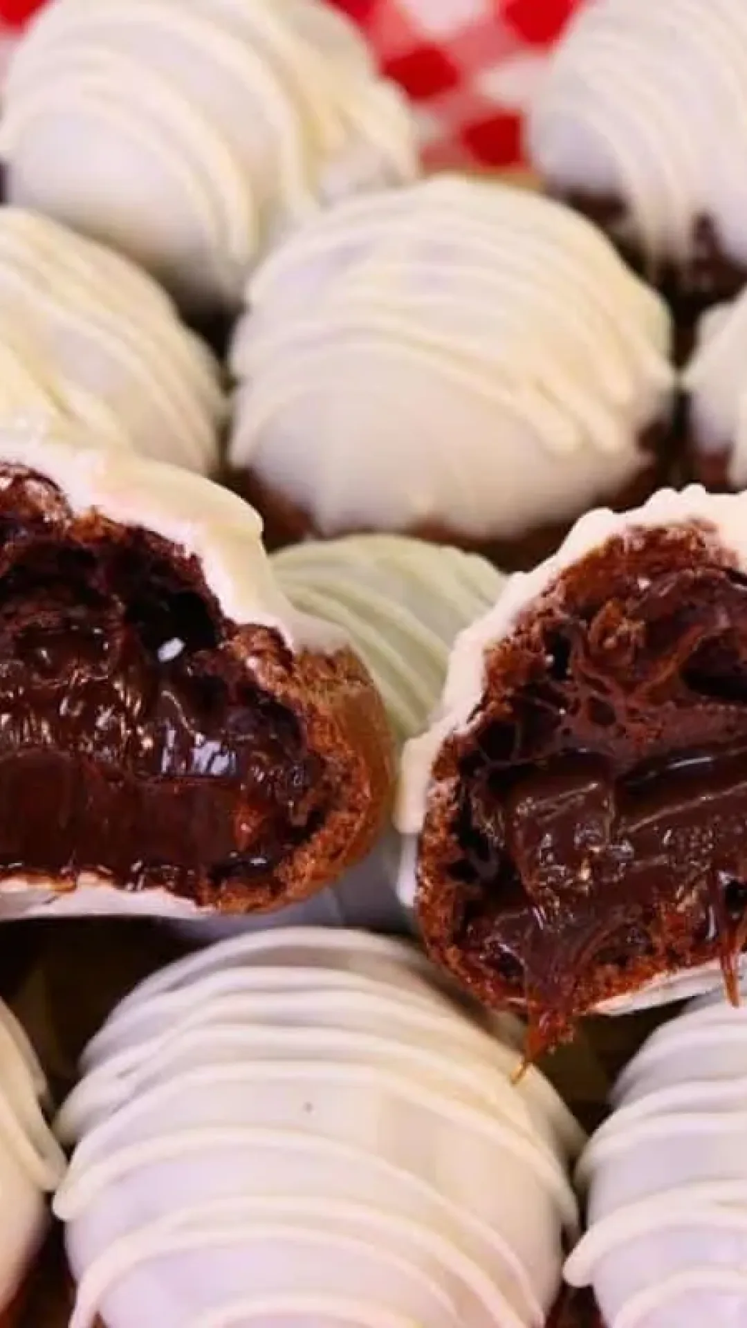 Carolina de padaria com massa de chocolate e recheio de brigadeiro