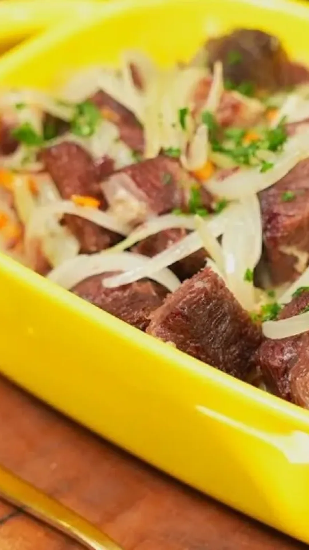 Charque acebolado rústico e cheio de sabor, receita com cara de comida feita com carinho