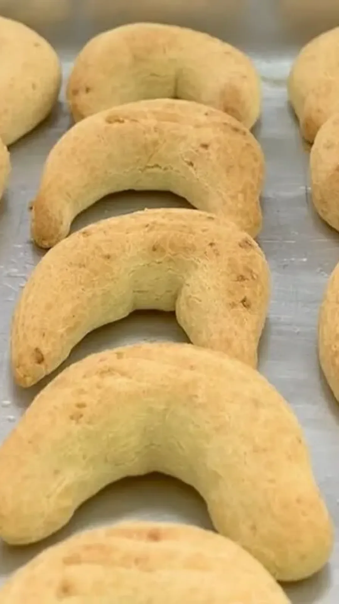 Chipa de queijo receita tradicional que fica sequinha por fora e macia por dentro