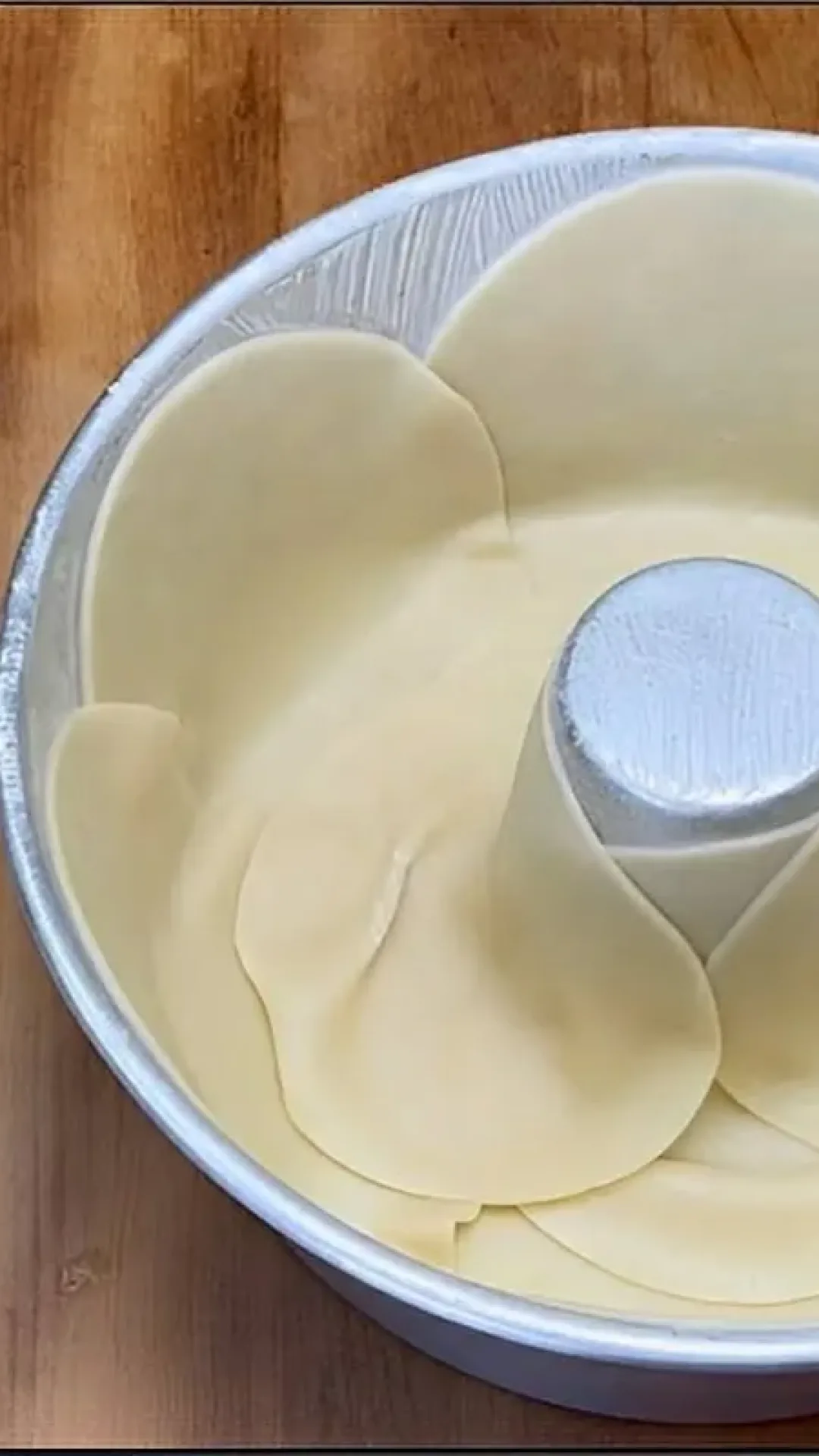 Coloquei massa de pastel em uma forma de pudim e fiz uma torta que você não vai acreditar