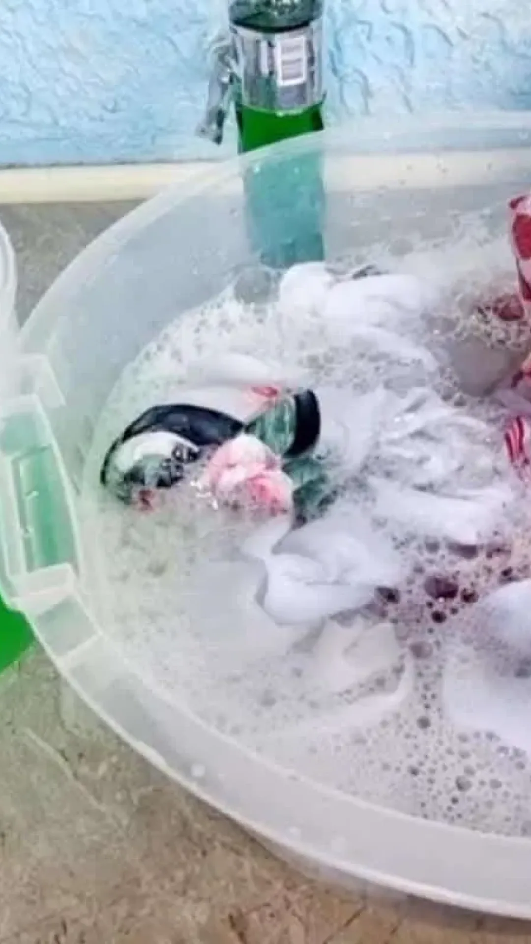 Como branquear roupas sem desbotar em poucos minutos com uma misturinha milagrosa