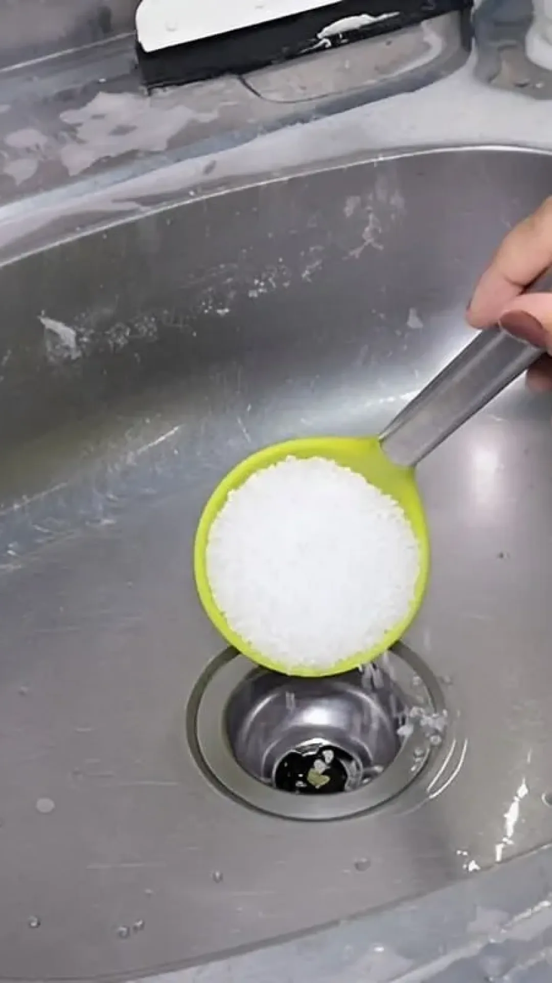 Como desentupir pias e ralos utilizando apenas sal grosso e água fervente