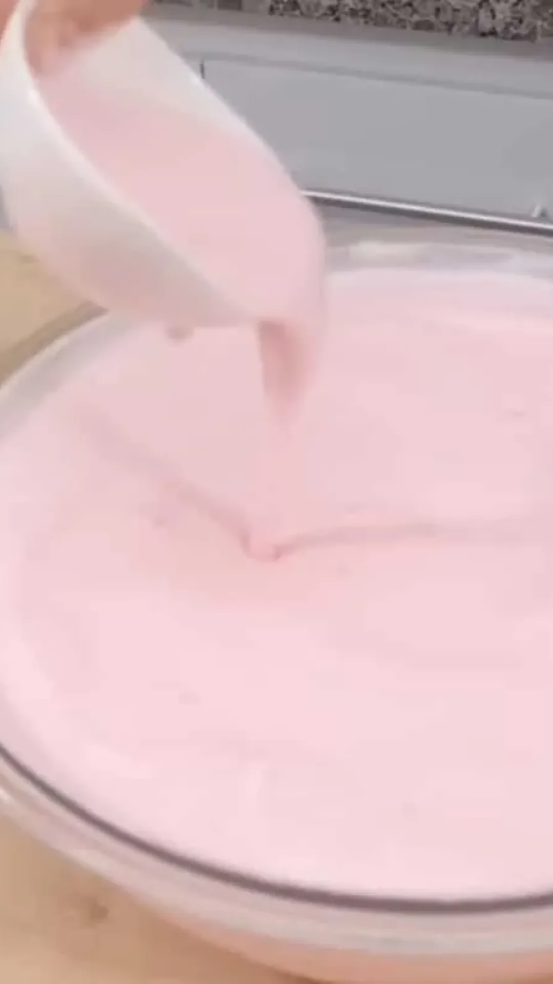 Como fazer amaciante caseiro concentrado e perfumado usando só 3 ingredientes