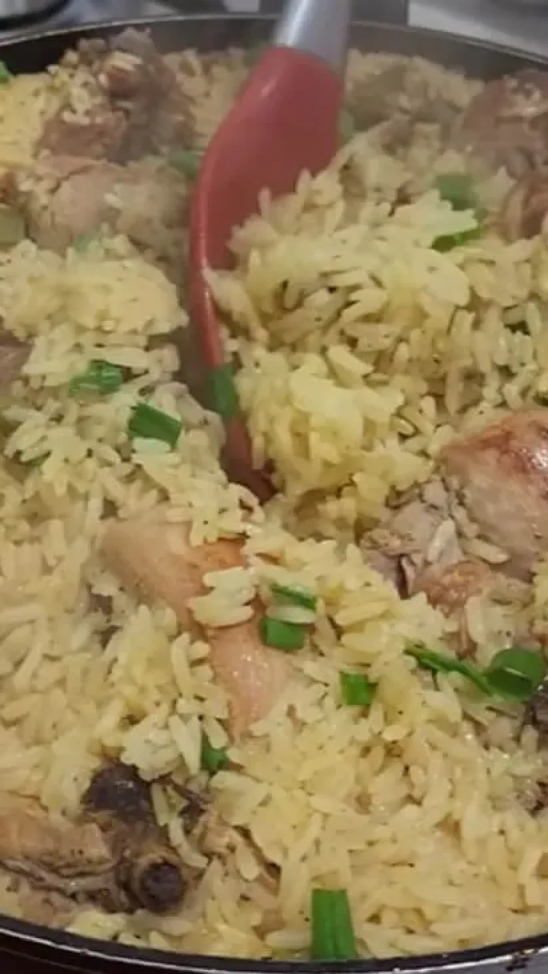 Como fazer arroz com frango que fica saboroso e soltinho para o seu jantar