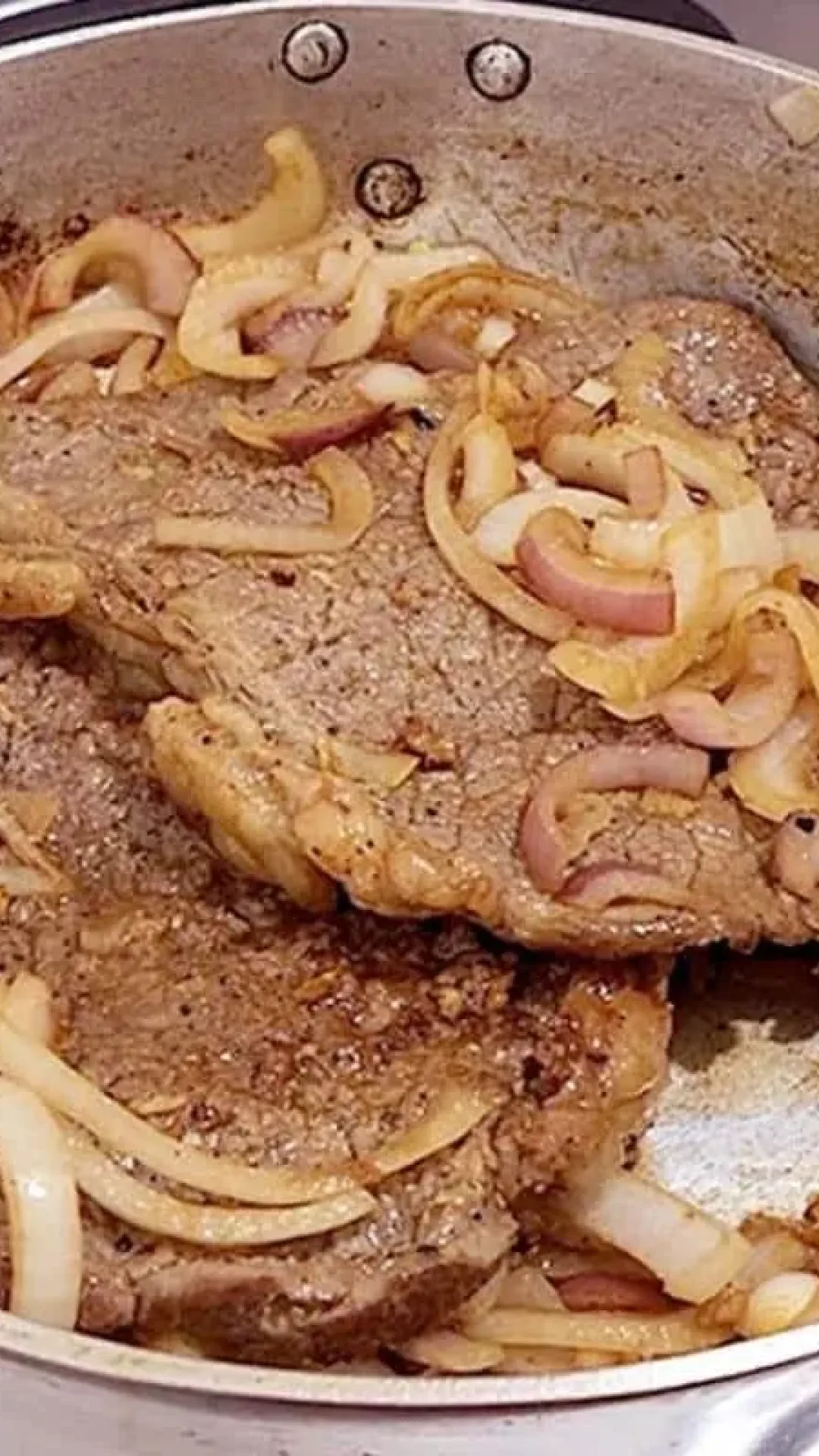 Como fazer bife acebolado macio e suculento para a hora do almoço