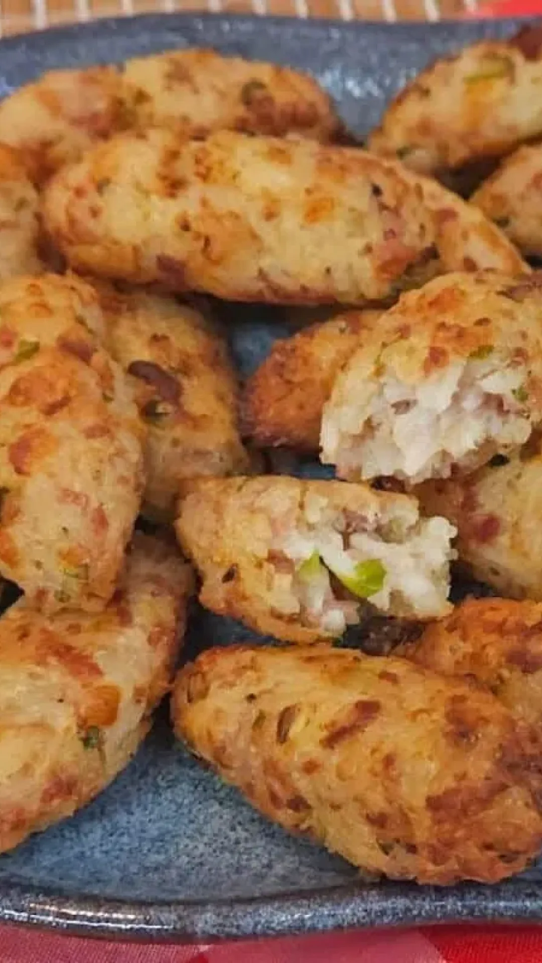 Como fazer bolinho de arroz com calabresa e queijo de um jeito rápido e fácil para aproveitar as sobras