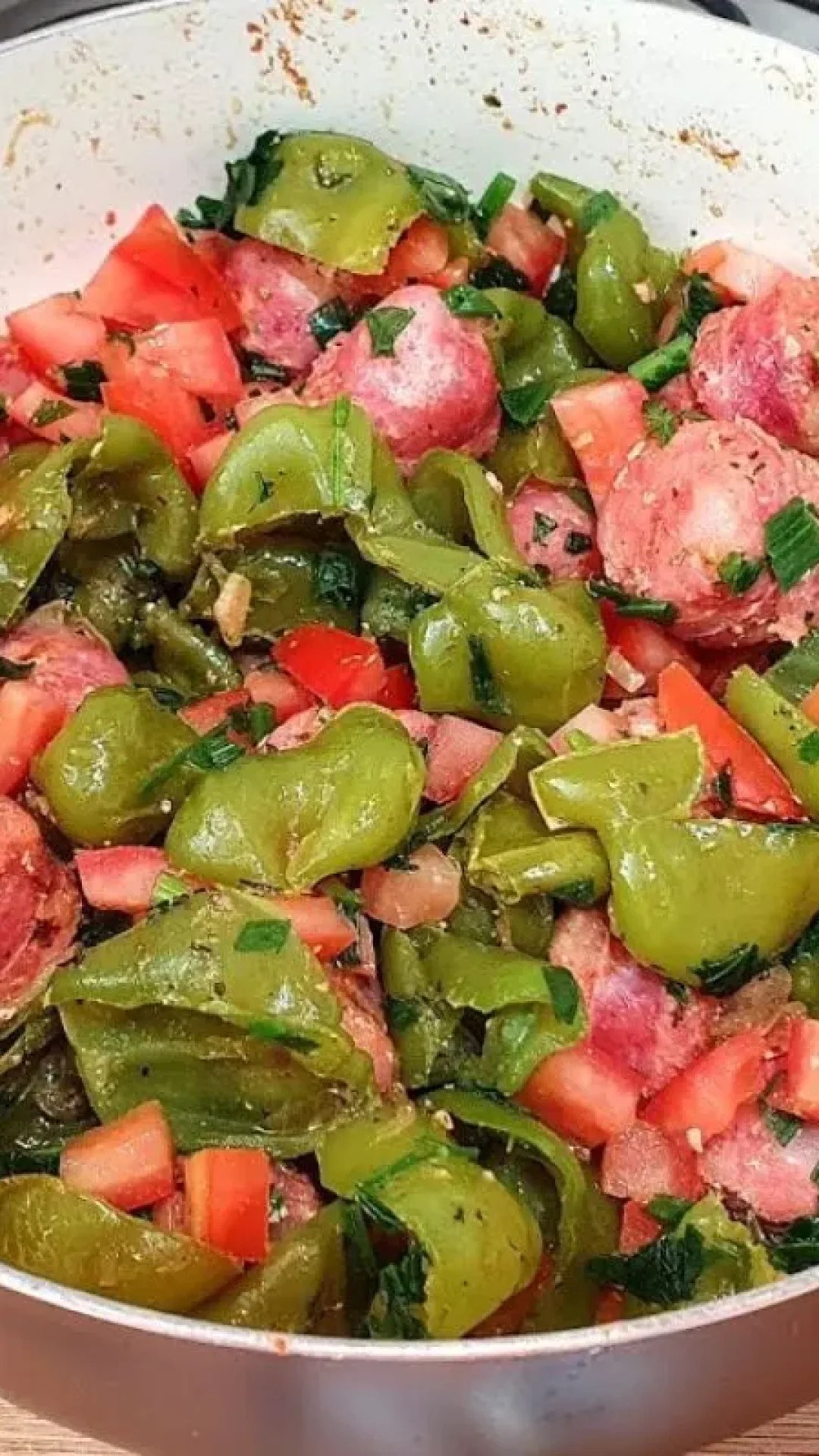 Como fazer pimenta cambuci refogada com linguiça toscana para um acompanhamento irresistível