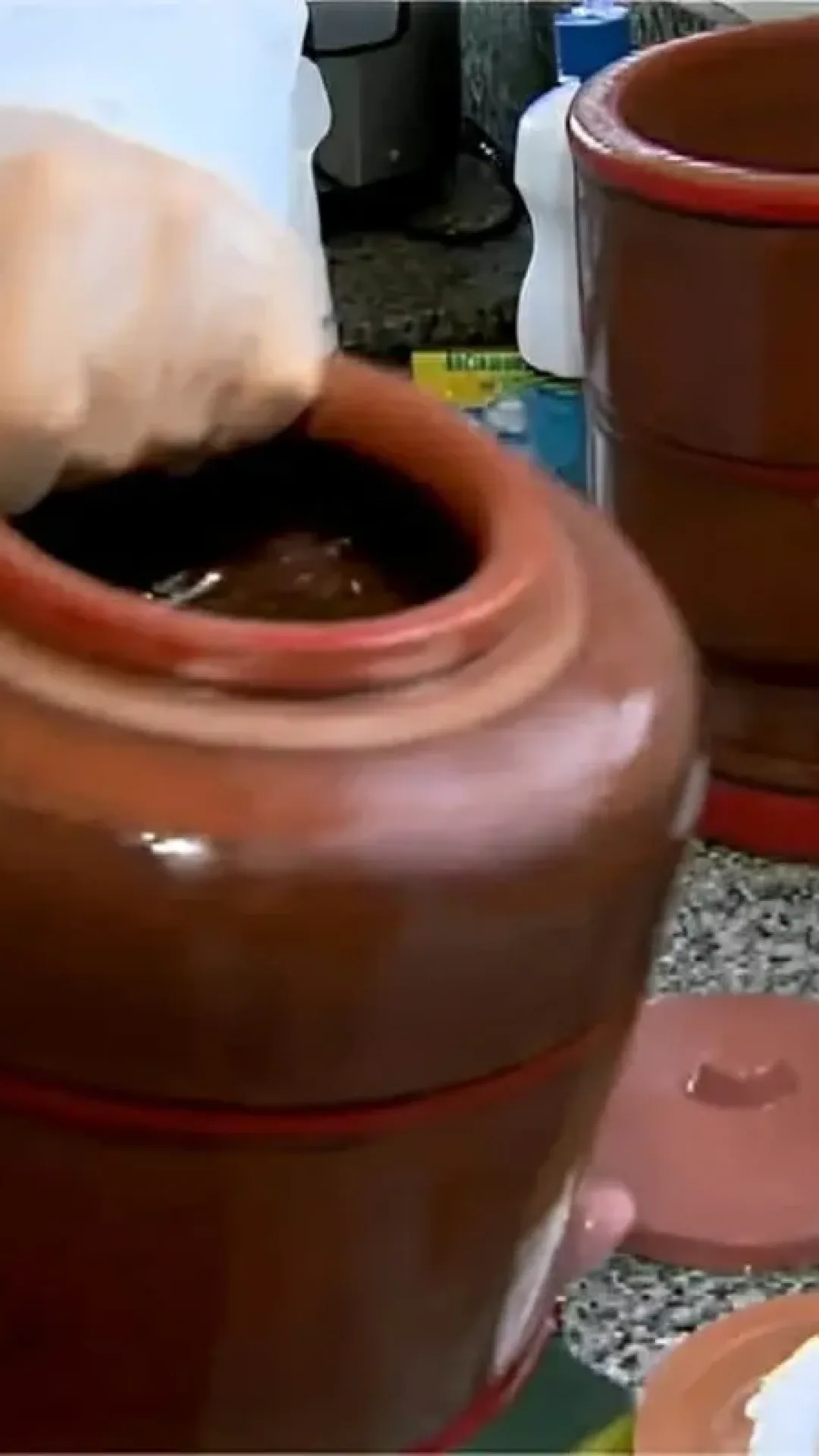 Como limpar filtro de barro para oferecer água sempre limpa e sem impurezas para toda a família