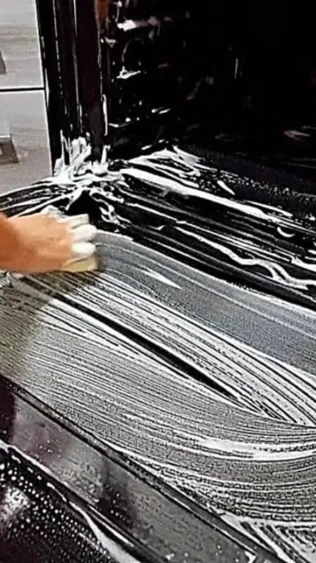 Como limpar forno por dentro e remover toda sujeira grudada sem fazer esforço