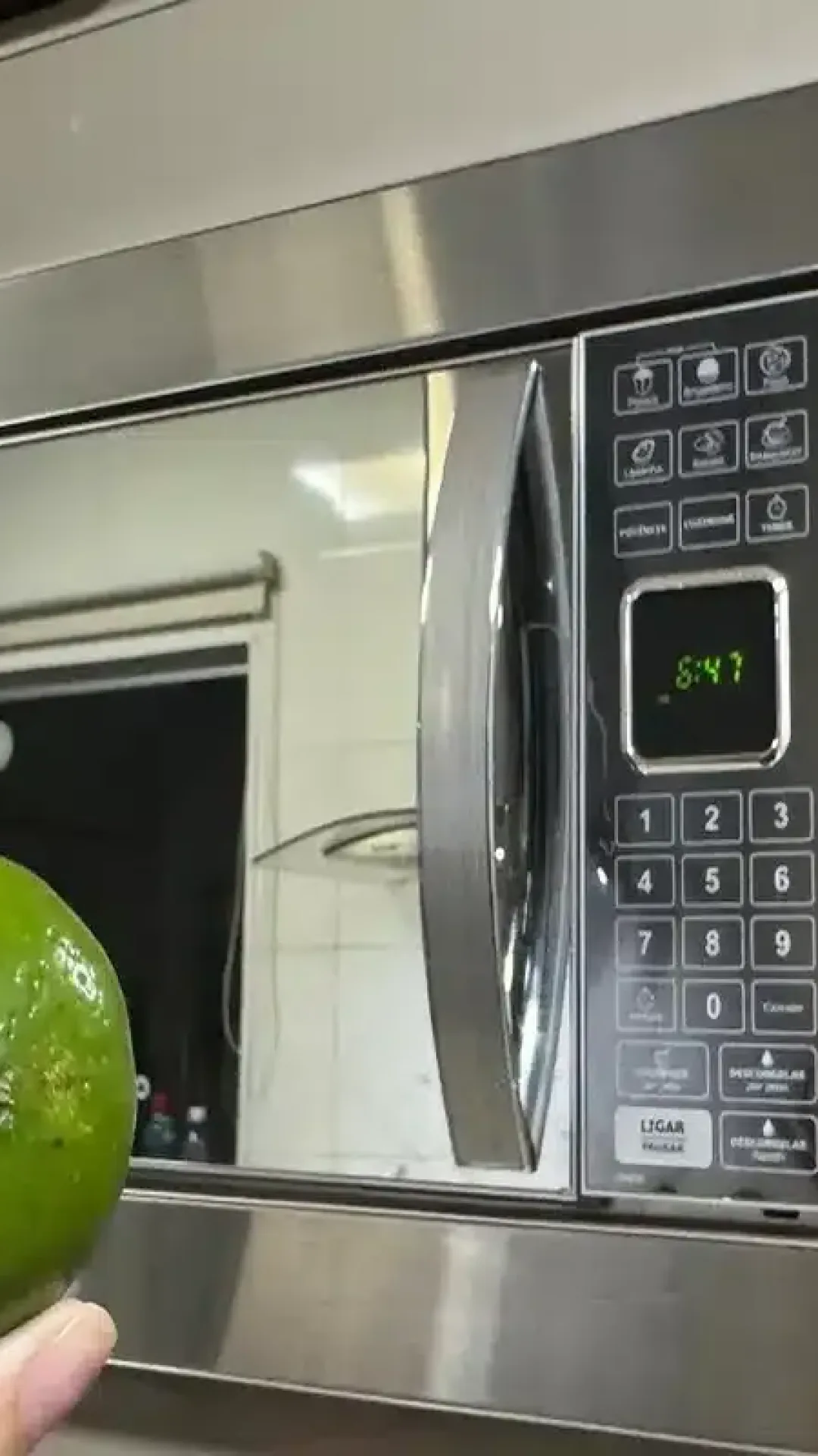 Como limpar o micro-ondas: tira toda sujeira grudada e não deixa mau cheiro