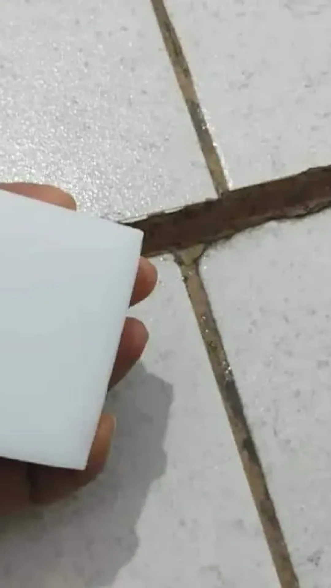 Como limpar piso encardido: tira toda sujeira impregnada no rejunte