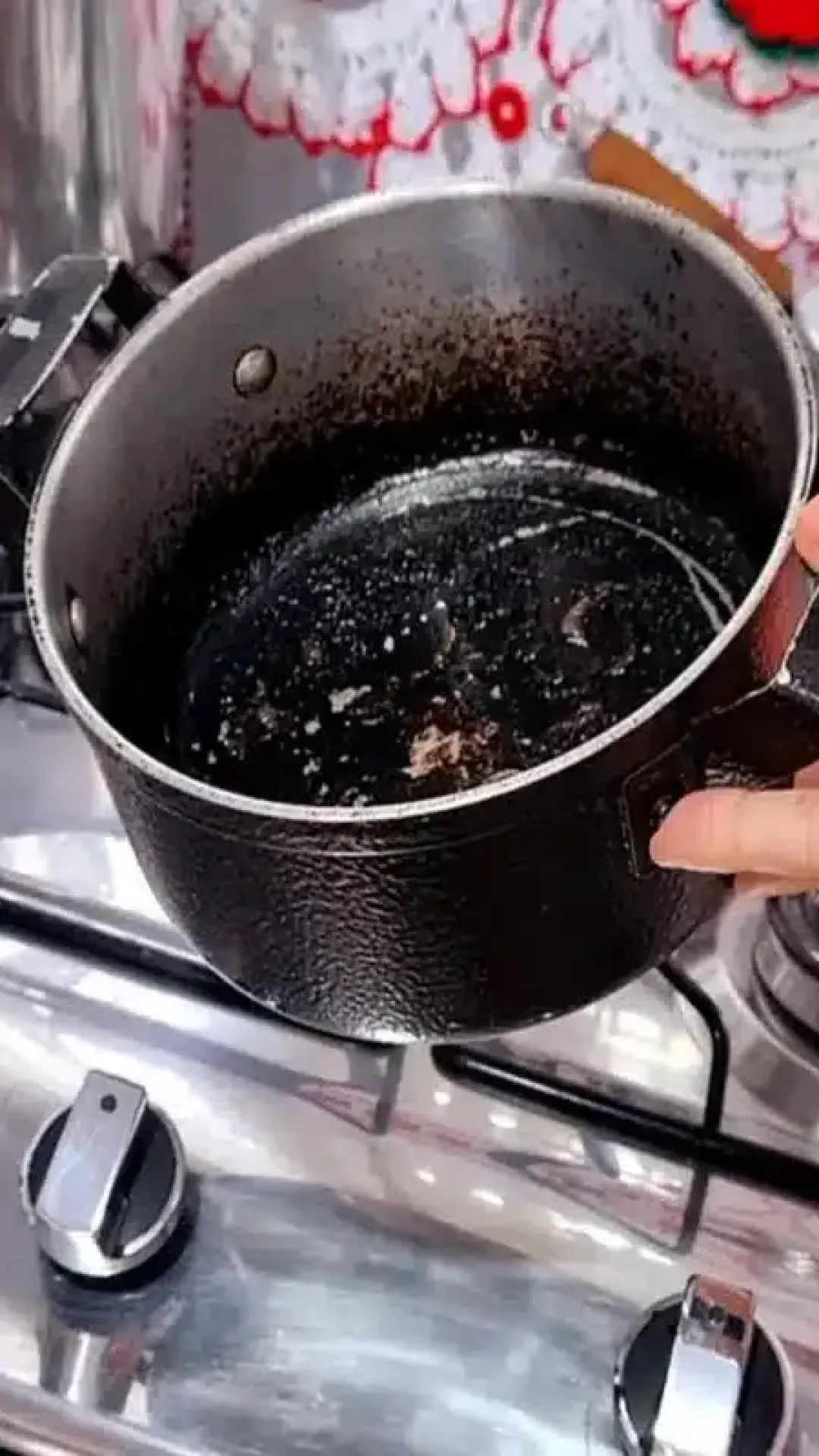 Como limpar queimado de panela: essa dica é sensacional e você vai adorar