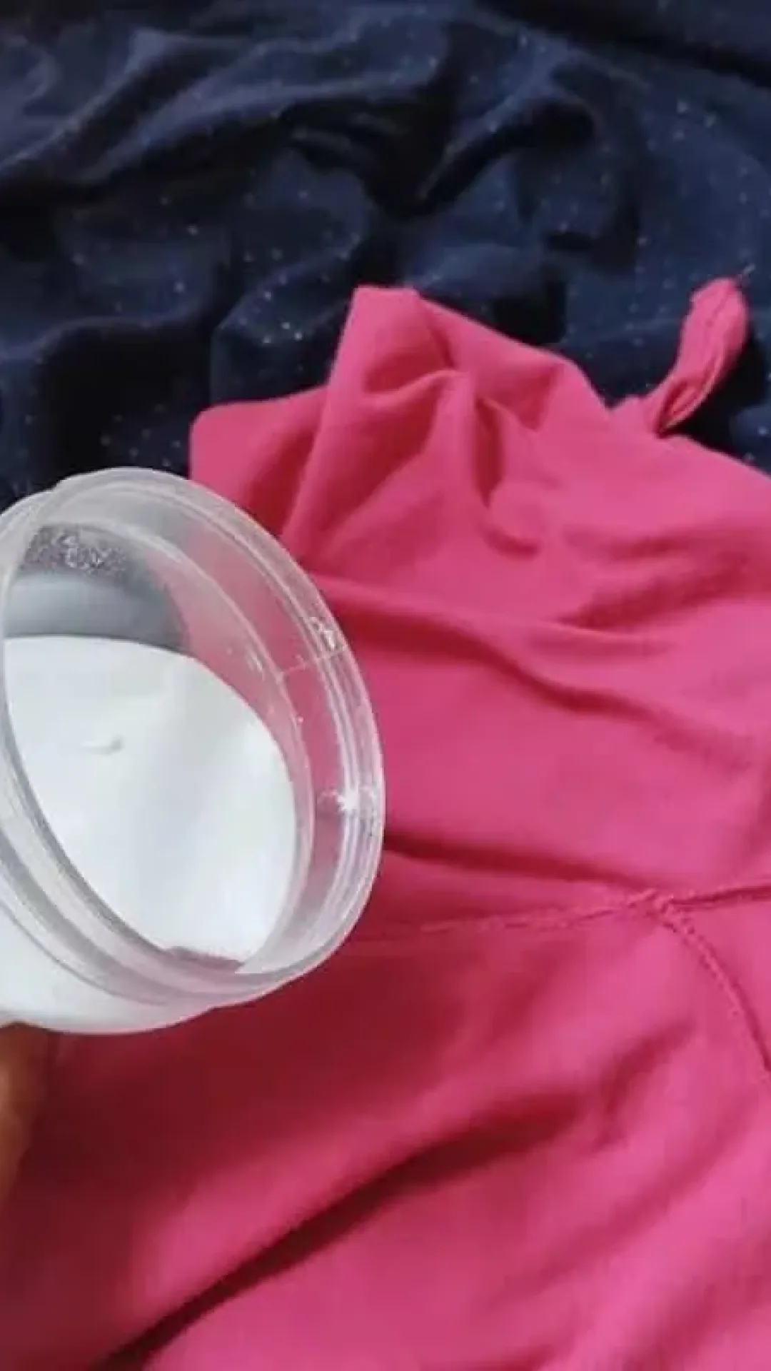 Como tirar cheiro de suor da roupa sem precisa esfregar o dia todo e sem desbotar