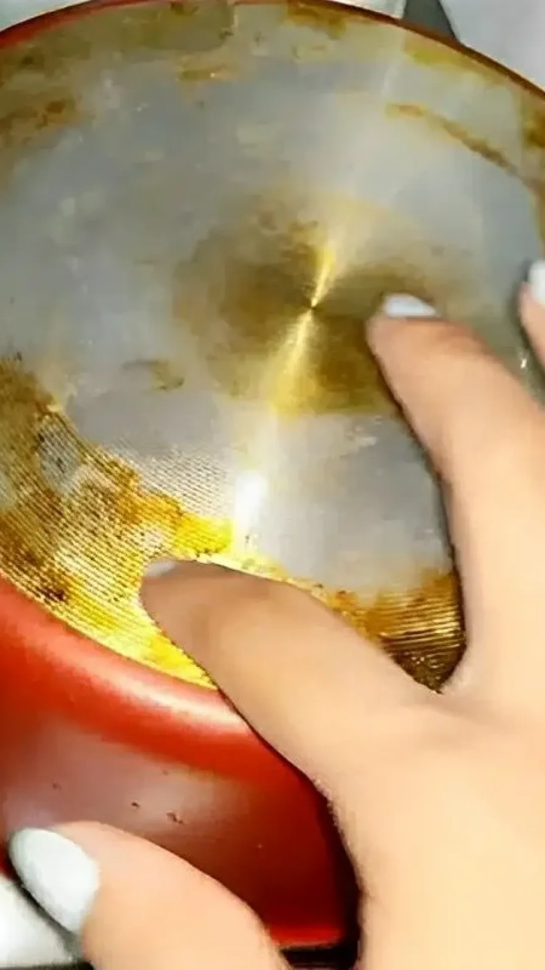Como tirar gordura da panela sem fazer esforço usando 2 ingredientes que você tem no armário