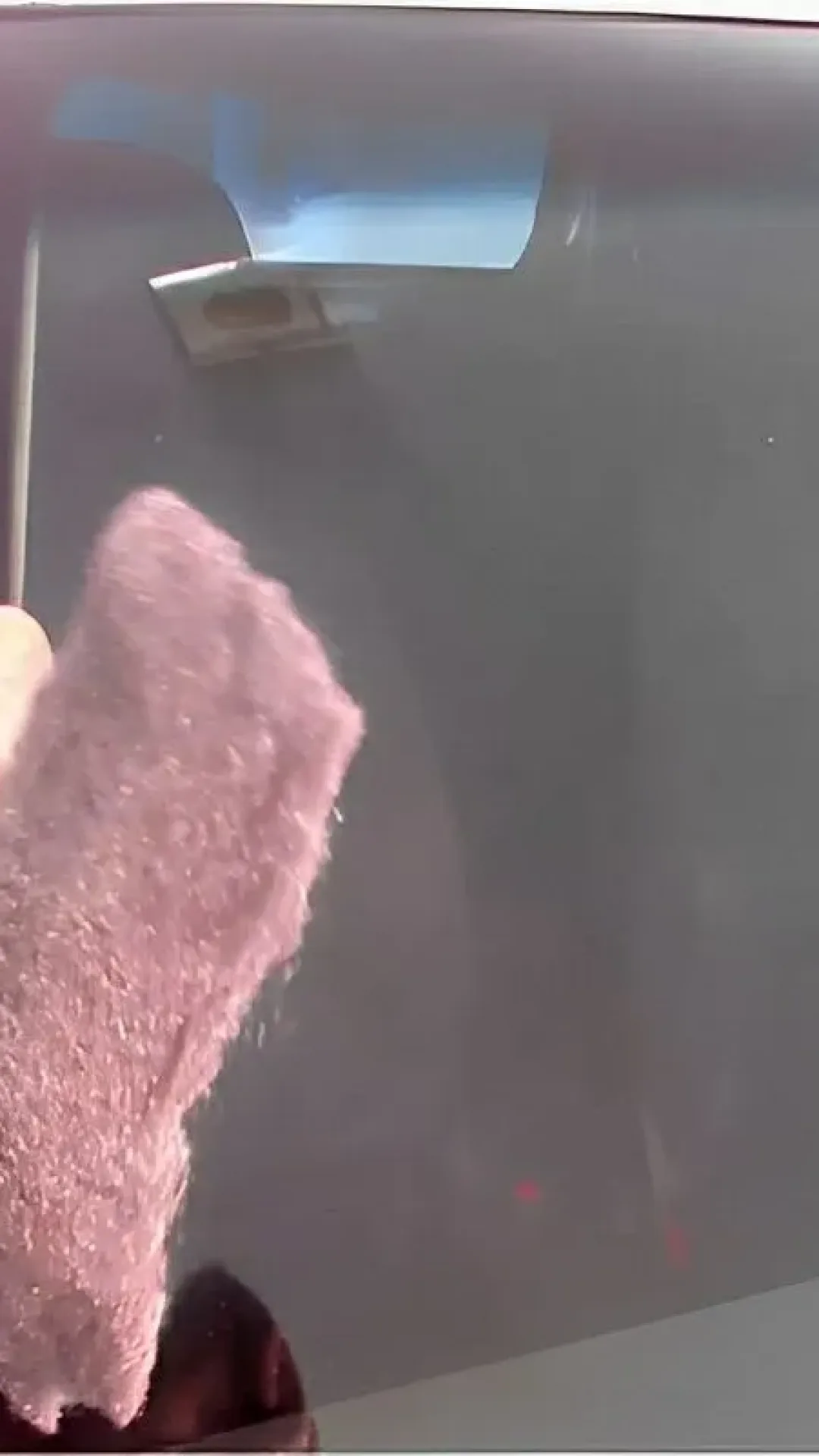 Como tirar riscos do vidro do carro sem gastar nada usando apenas 1 produto que você já tem em casa