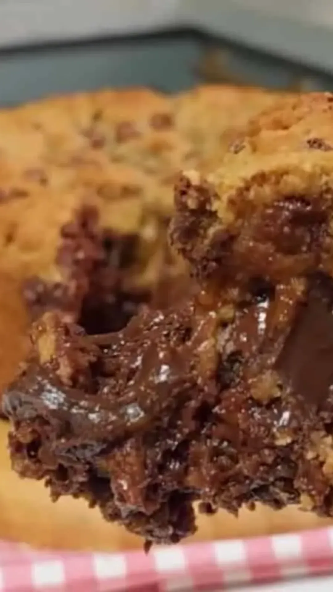 Cookie gigante com recheio cremoso feito em casa de um jeito fácil e delicioso