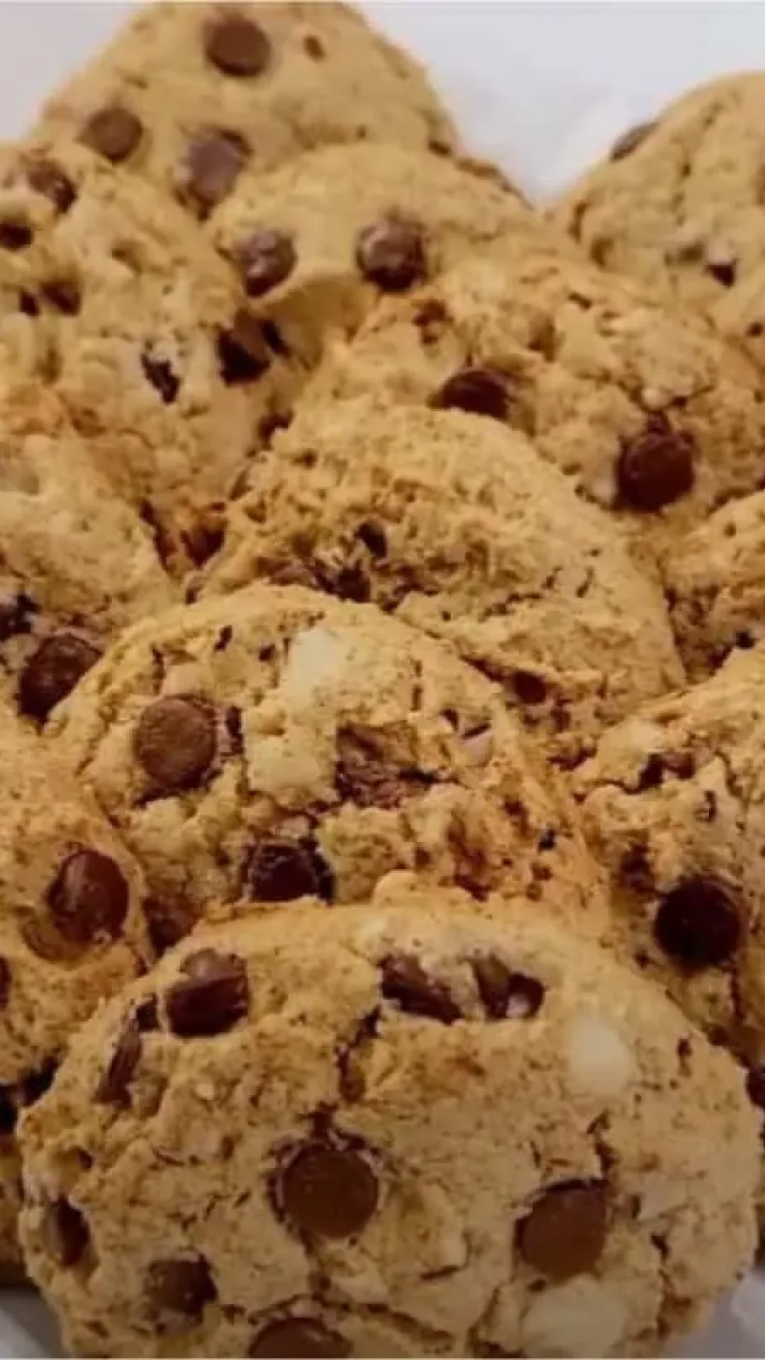 Cookies de aveia crocantes por fora, macios por dentro e cheios de sabor caseiro