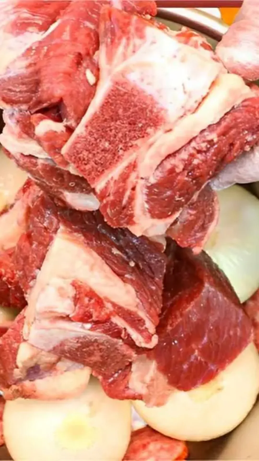 Costela na panela de pressão cozida sem água tão macia que desmancha no garfo