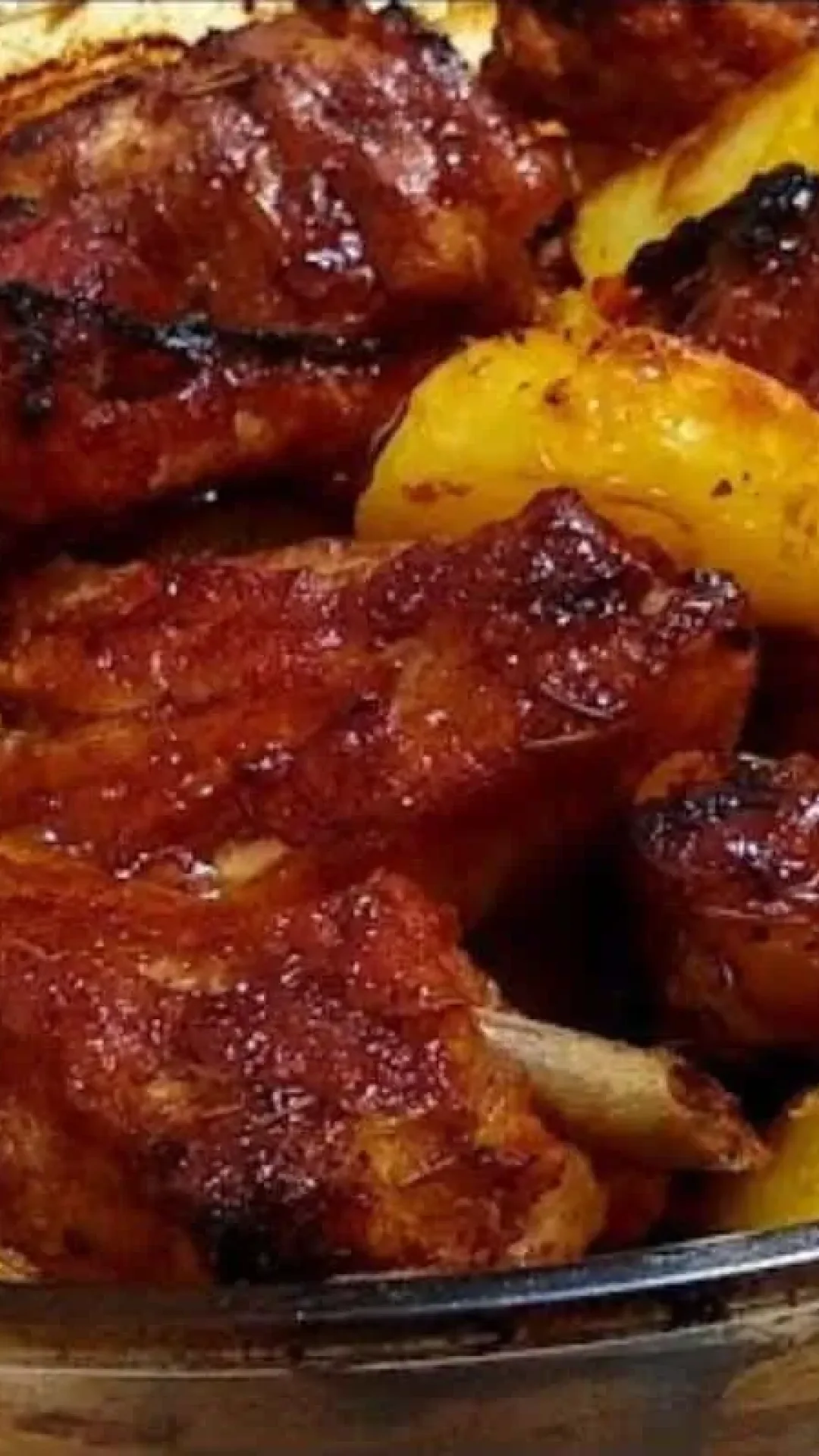 Costelinha de porco assada com batata que fica muito suculenta e saborosa