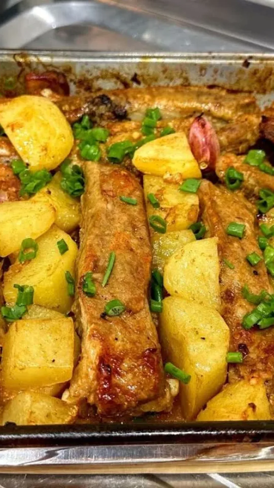 Costelinha de porco assada com batatas no forno, que fica desmanchando e super saborosa