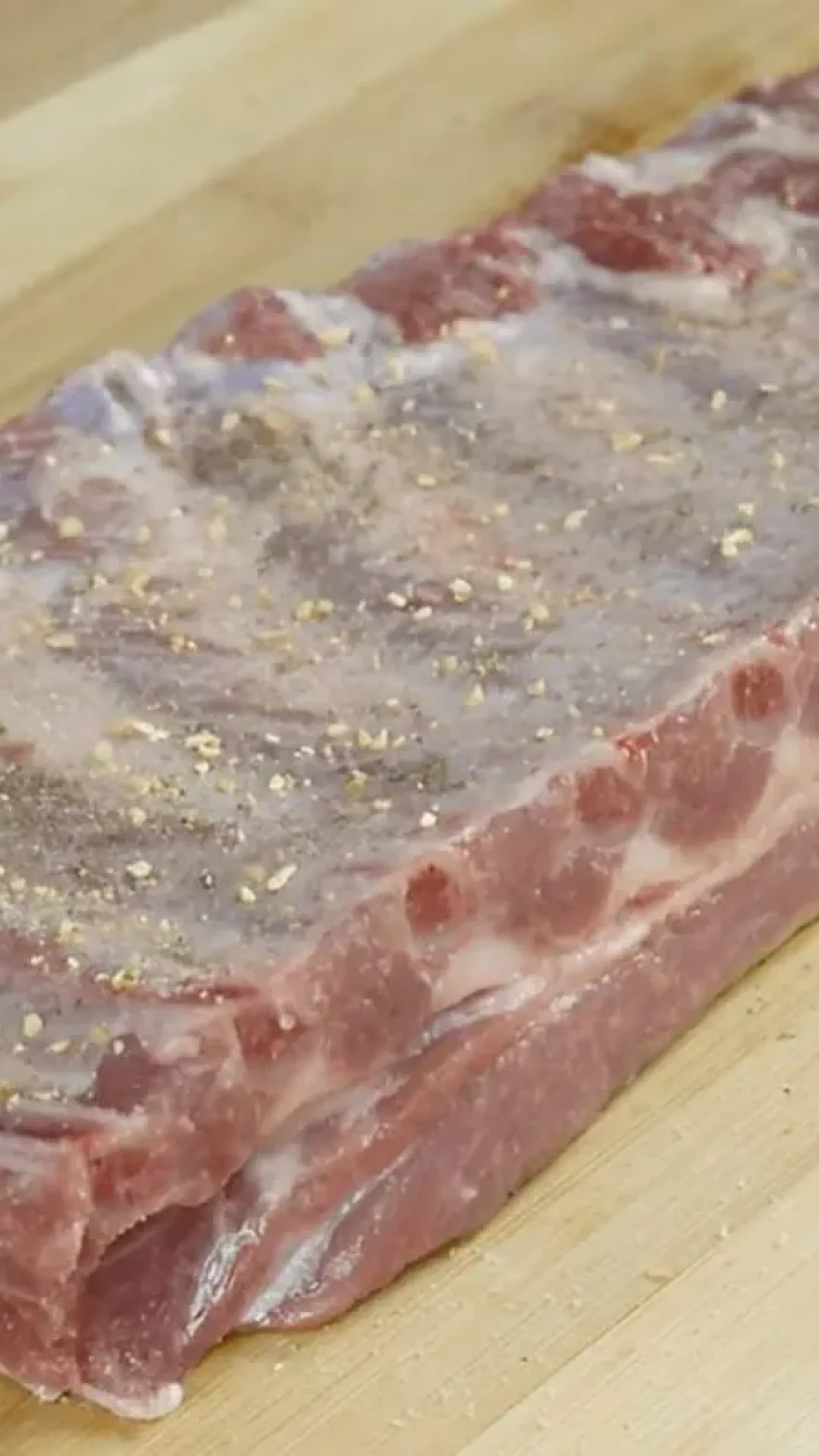 Costelinha de porco no forno com molho barbecue caseiro: o jantar perfeito para toda a família