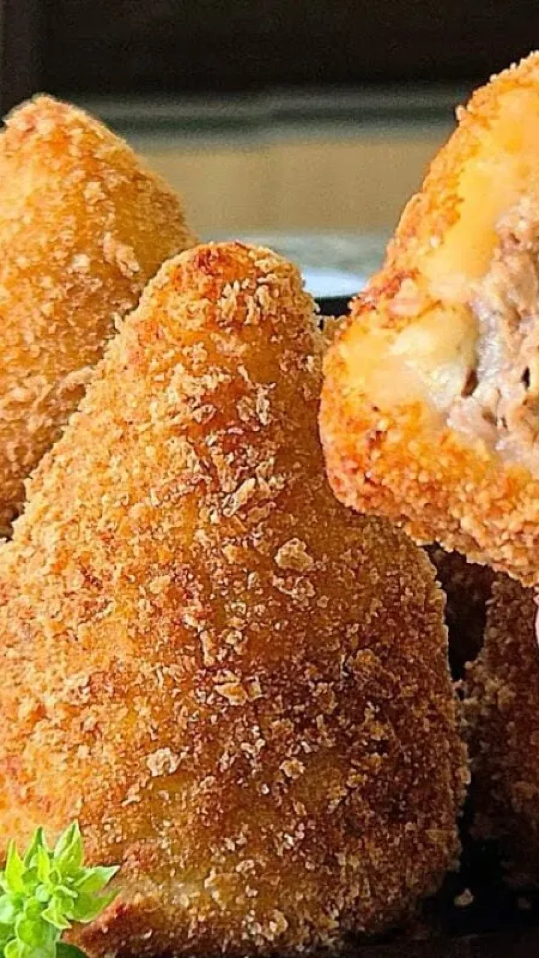 Coxinha de costela cremosa e crocante: massa perfeitinha e recheio que derrete na boca