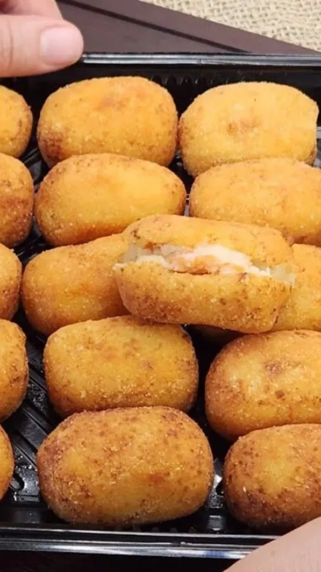 Croquete de camarão crocante por fora e cheio de sabor por dentro para servir como petisco