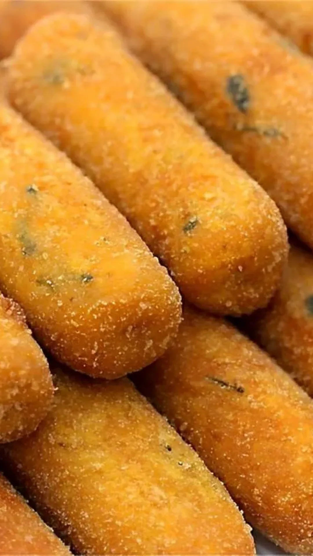 Croquete de frango um salgado que é puro recheio para servir no lanche e na festinha