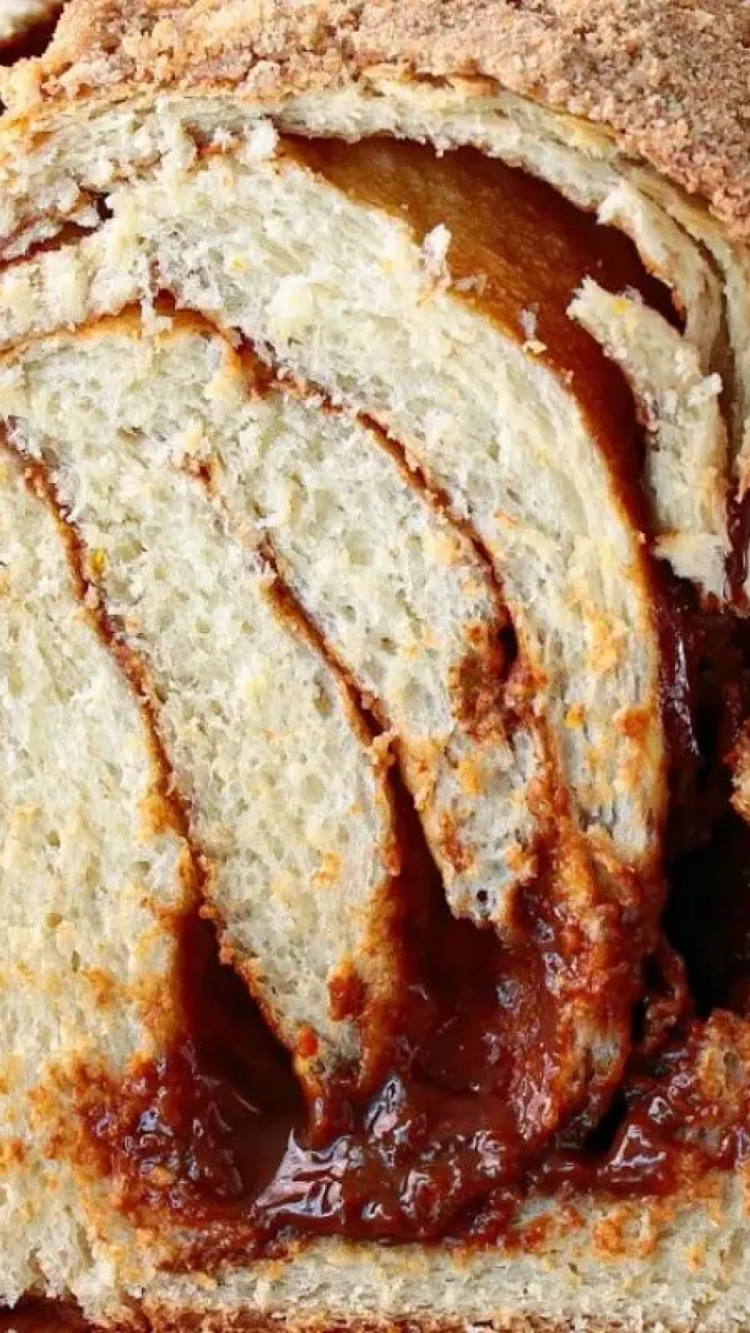 Cuca alemã recheada e super fofinha: receita clássica perfeita para o café da tarde