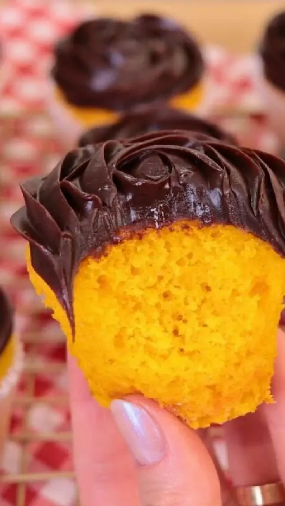 Cupcake de cenoura com brigadeiro super fácil e fofinho para a festa da criançada