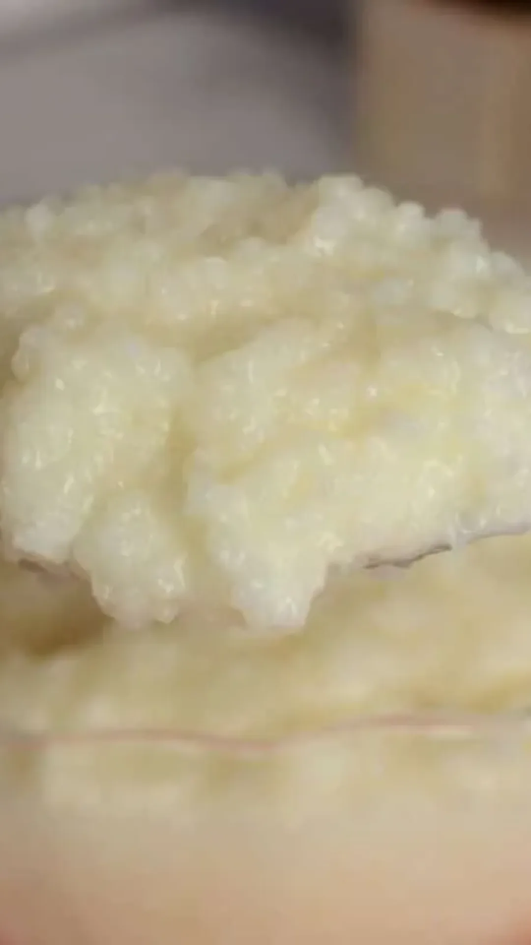Cuscuz de tapioca delicioso, que não precisa ir ao fogo e fica com uma textura perfeita