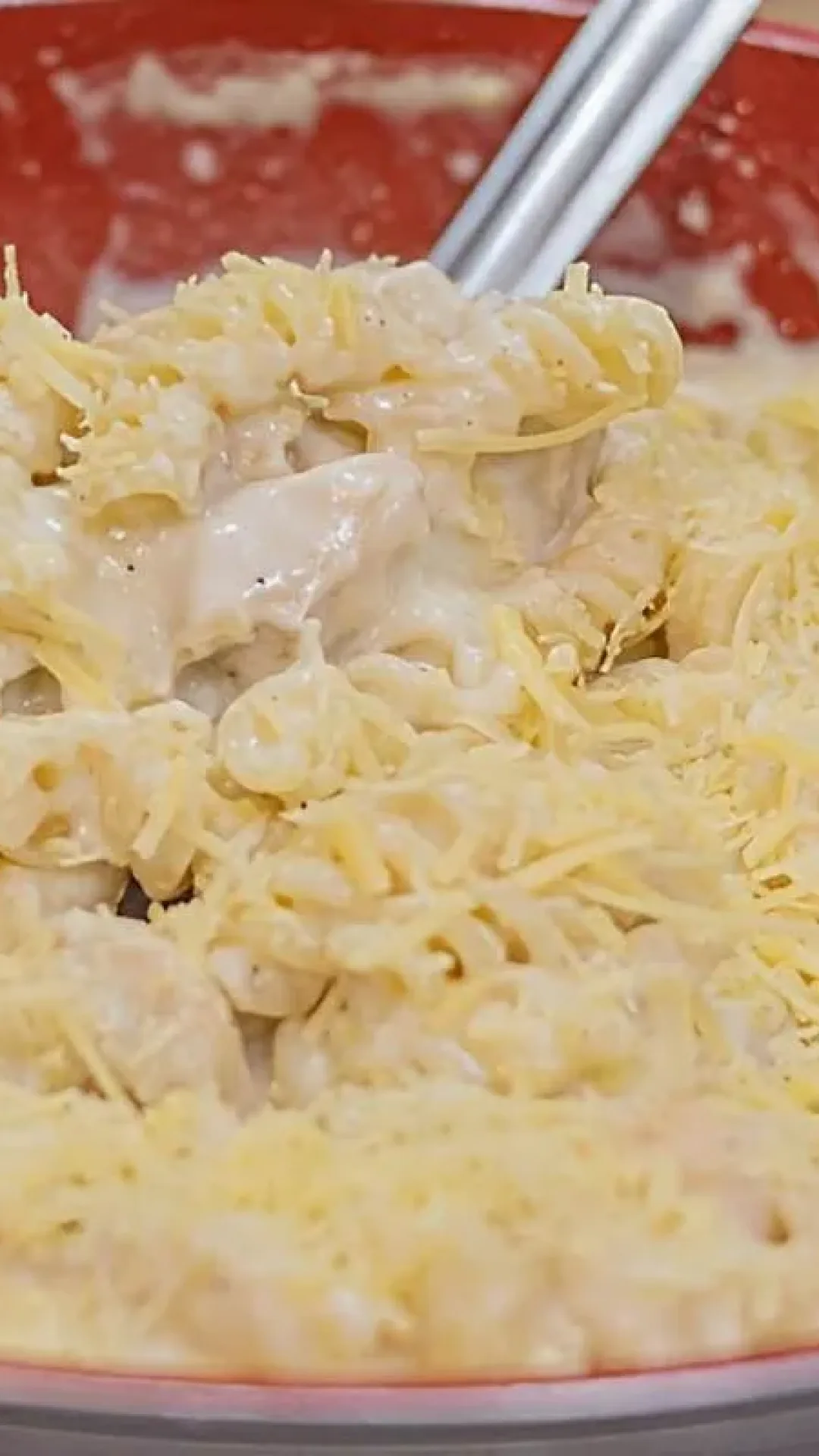 Depois que fiz esse macarrão com frango ao molho branco minha família pede toda semana