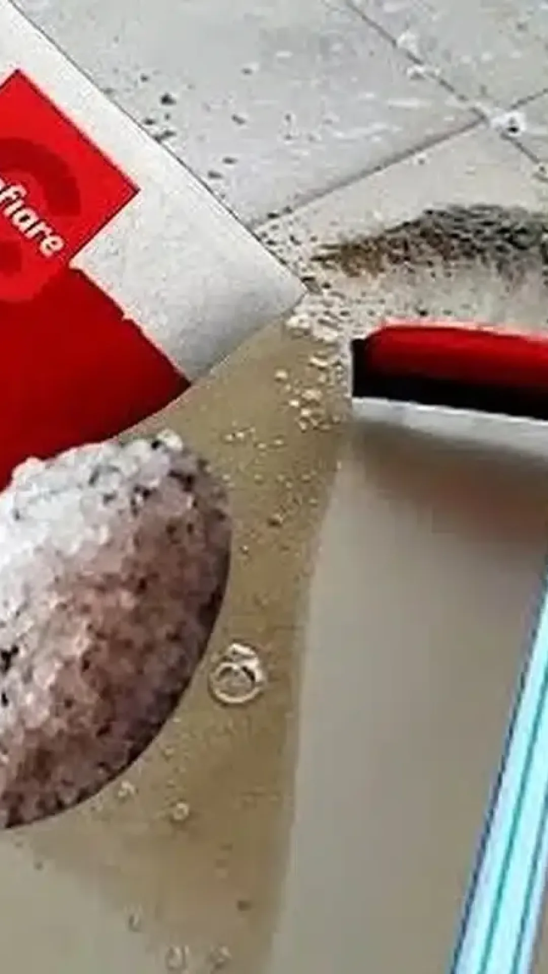 Descobri como limpar piso encardido de um jeito super fácil e sem produto de limpeza caro
