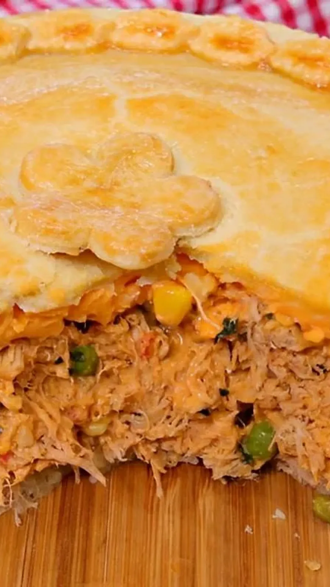 Empadão cremoso com massa de 3 ingredientes e recheio de frango com cheddar