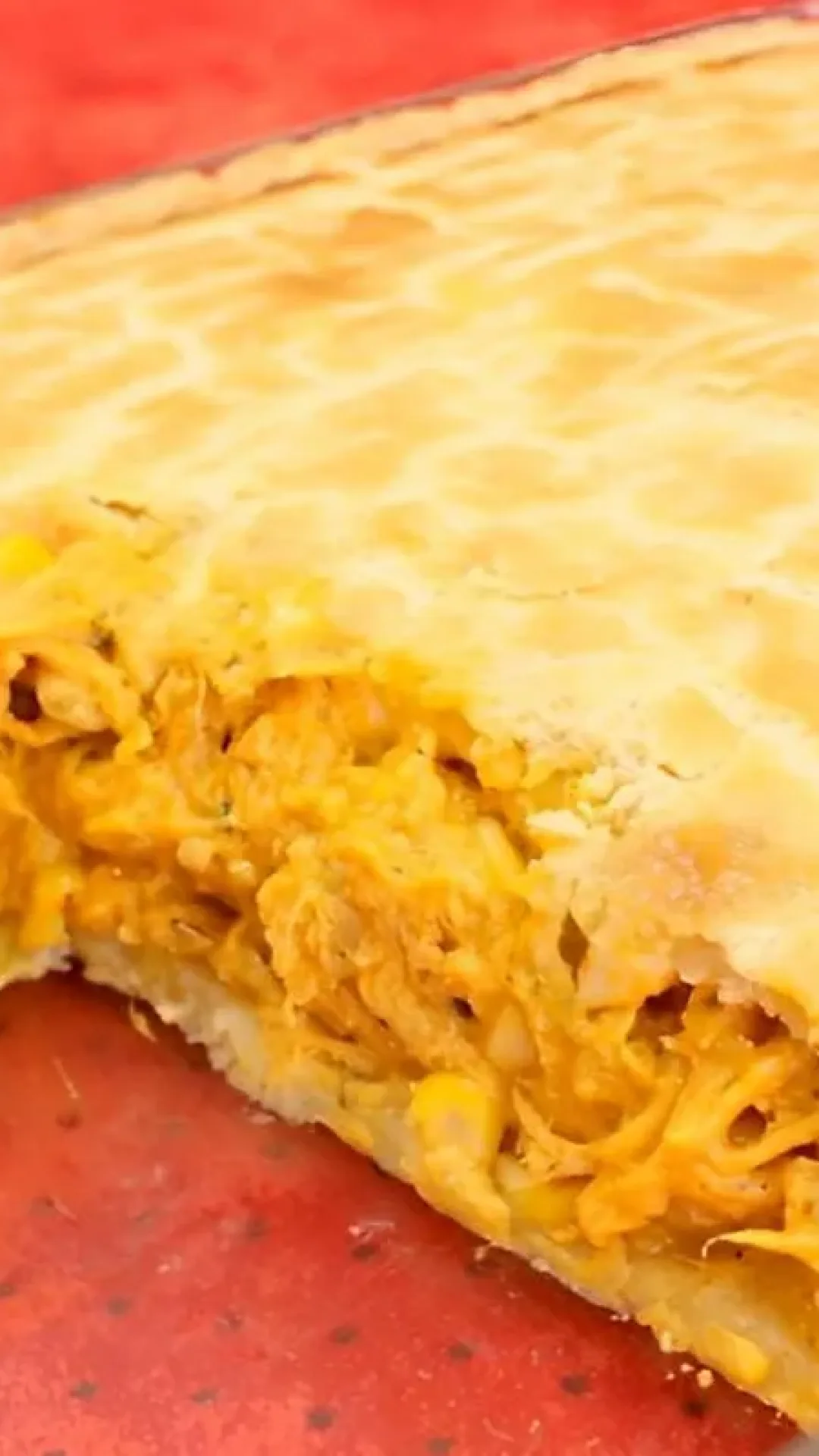 Empadão de forno cremoso de frango a massa é macia e derrete na boca fica uma delícia
