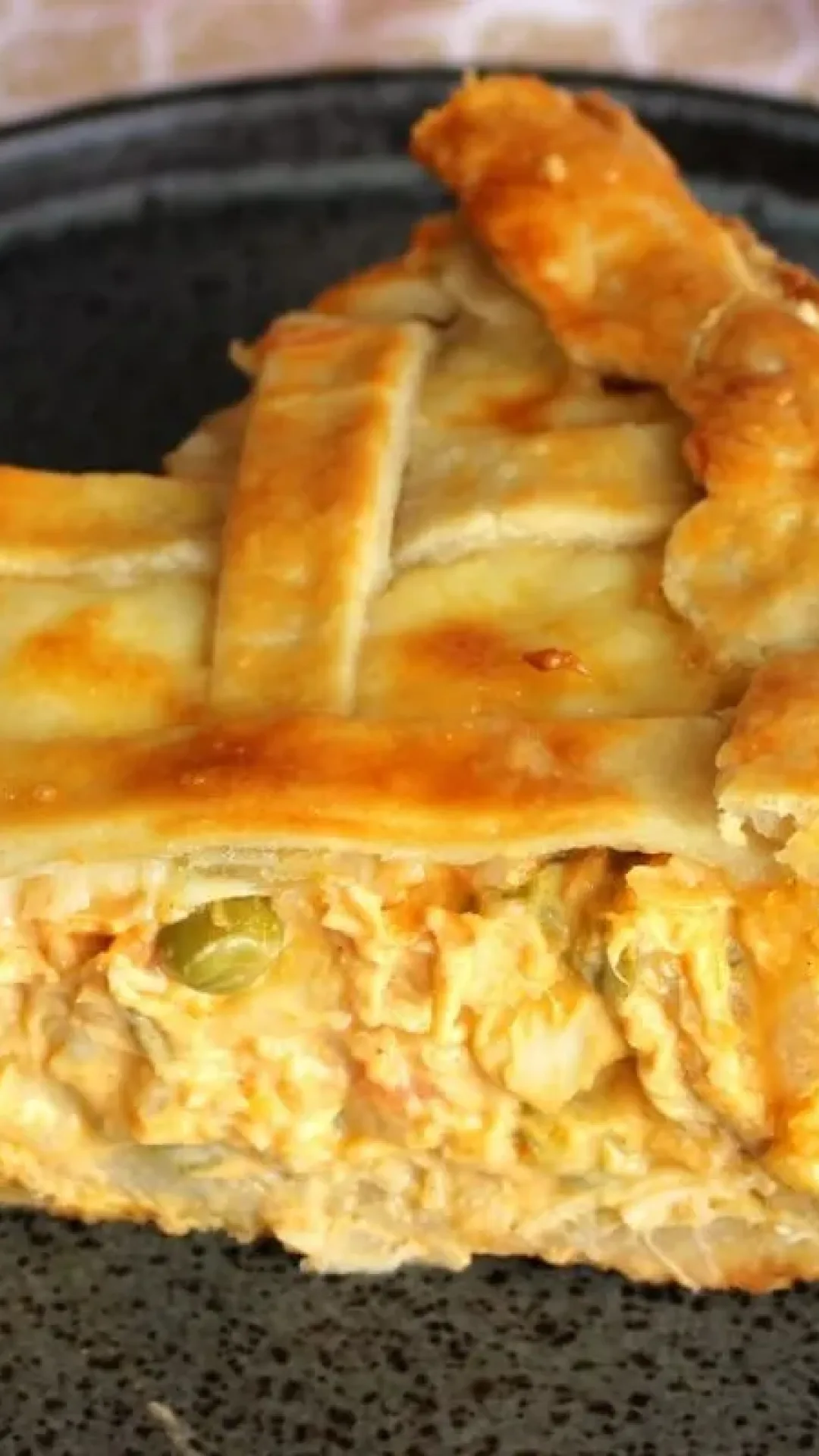 Empadão de frango com palmito, com uma massa que derrete na boca e um recheio bem cremoso