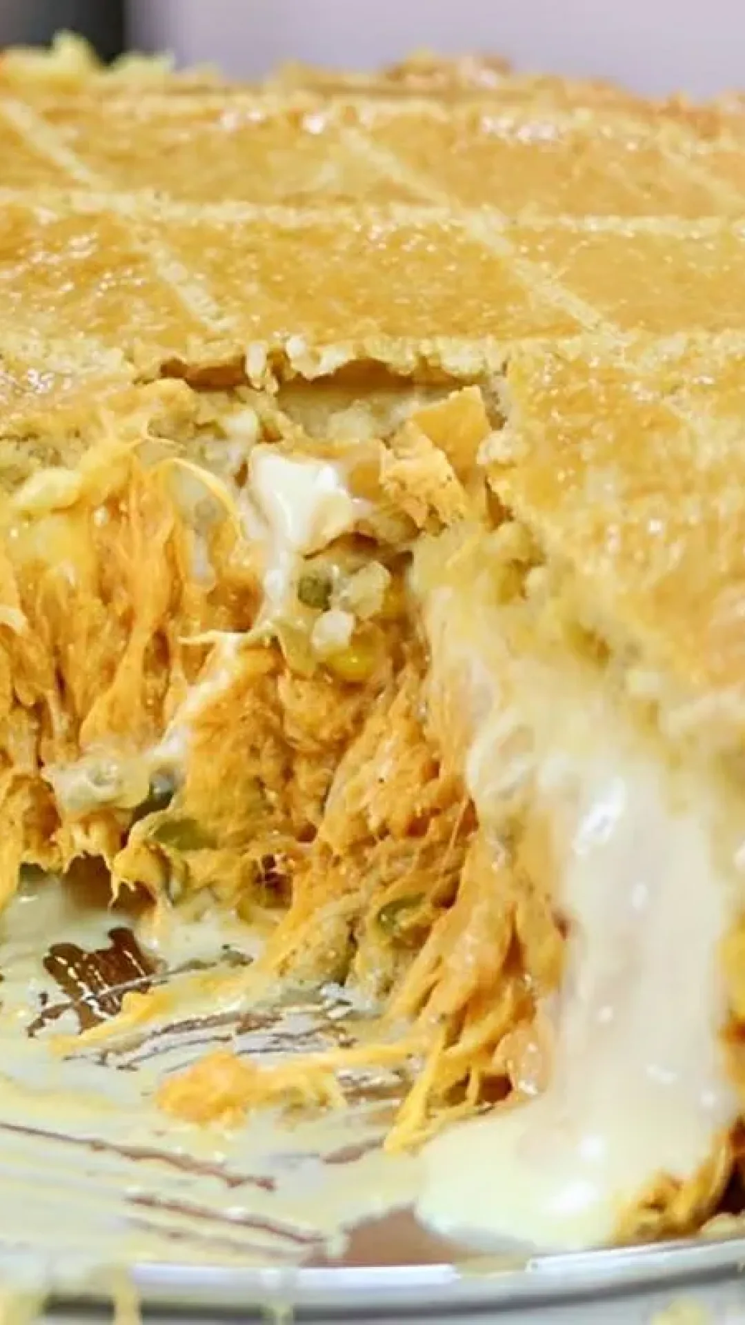 Empadão de frango cremoso com requeijão feito com massa que derrete na boca uma delícia