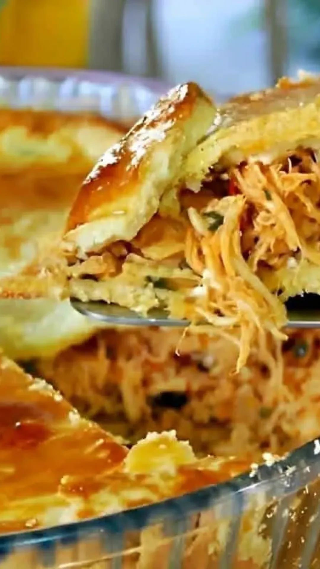 Empadão de frango fácil com massa que derrete na boca e um recheio temperadinho delicioso
