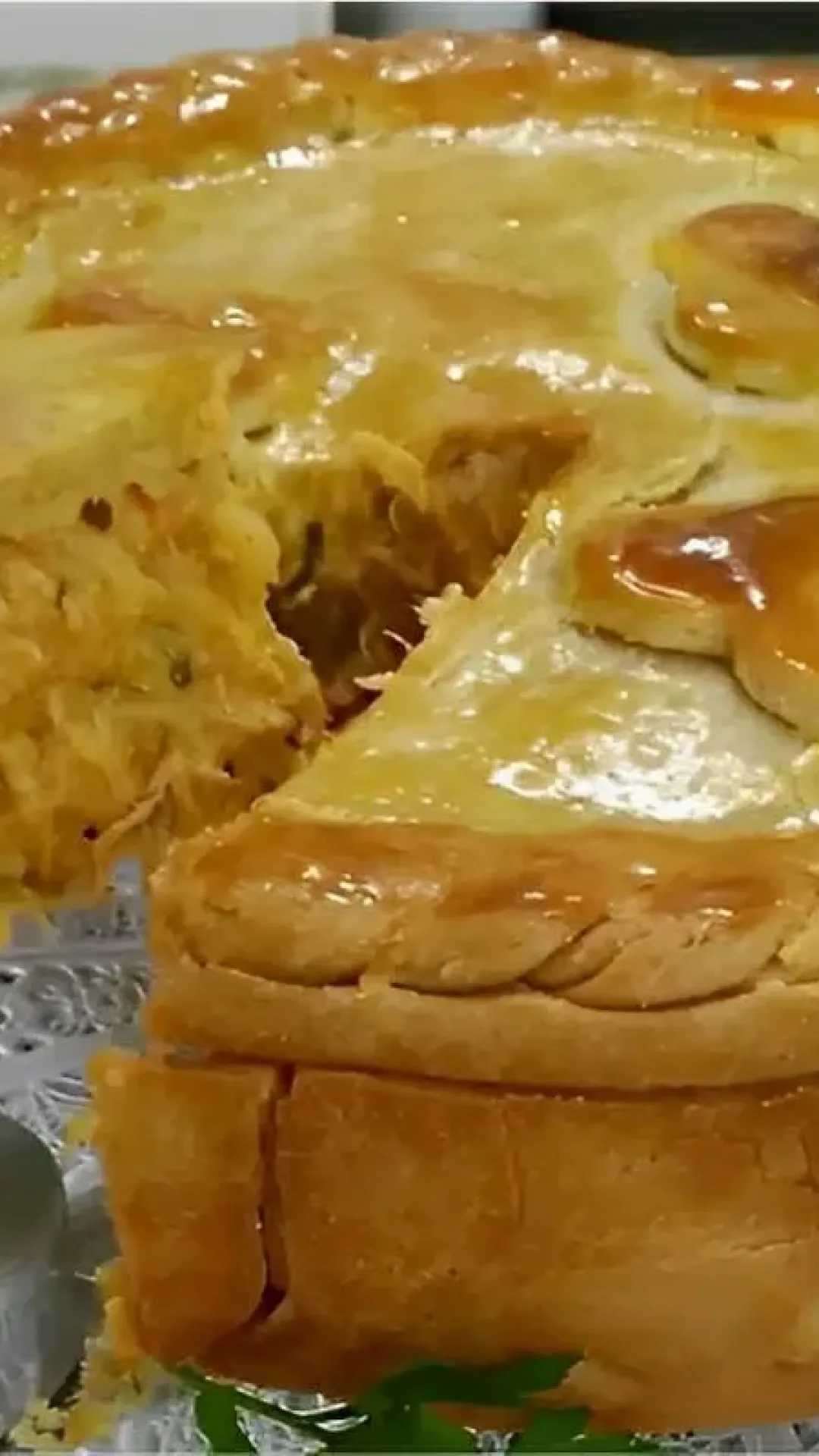 Empadão de massa podre com massa fácil de preparar que derrete na boca e recheio delicioso